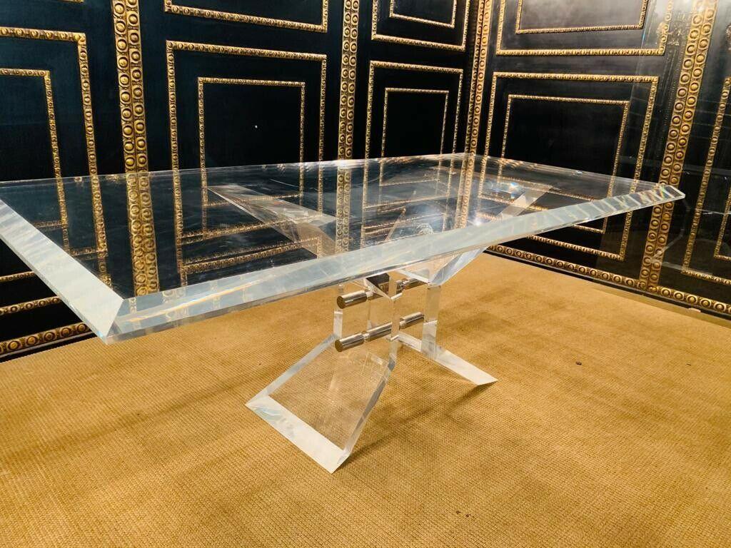 Very high quality elegant massive luxury dining table.
It is an absolute highlight and something very special.
the plate is made of solid acrylic and weighs over 100 kilograms.
It is an absolute highlight and something very special.
The table