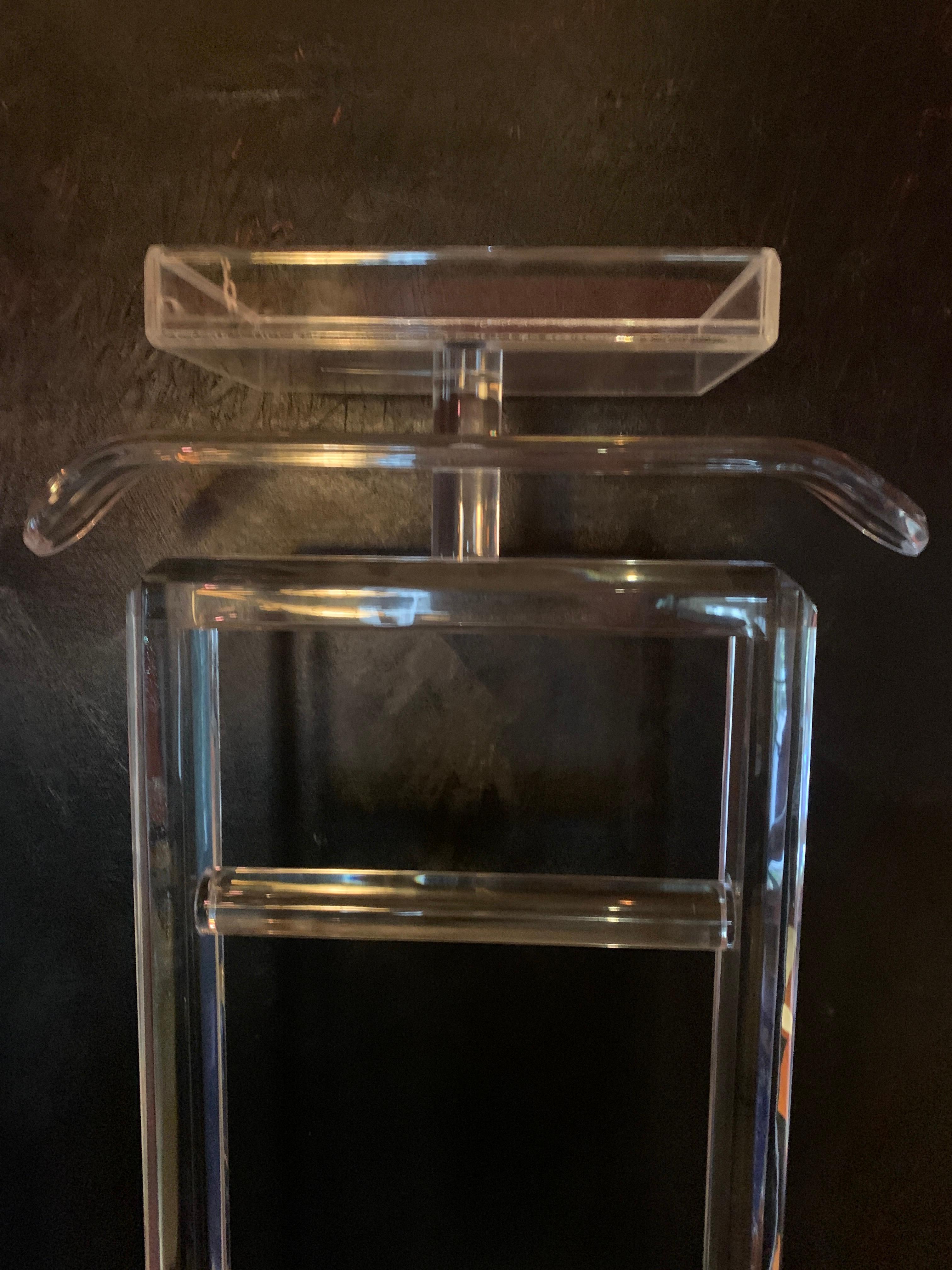 Mid-Century moderno Valet in acrilico solido di Charles Hollis Jones in vendita