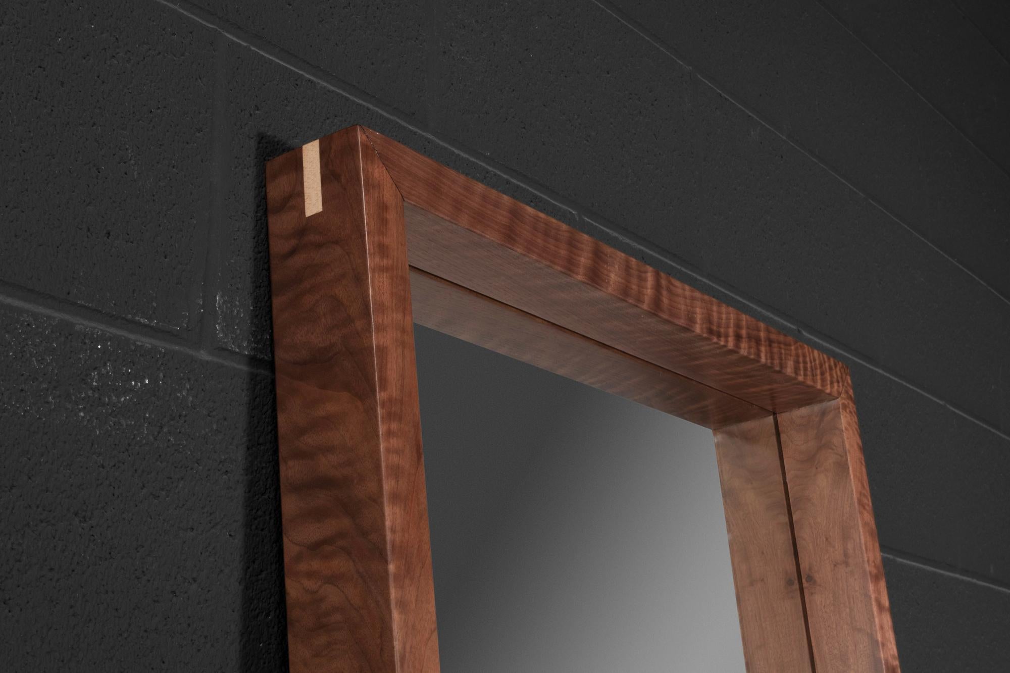 Moderne Miroir sur pied en noyer américain avec incrustation en cuivre « Miroir sur pied Madison ». en vente