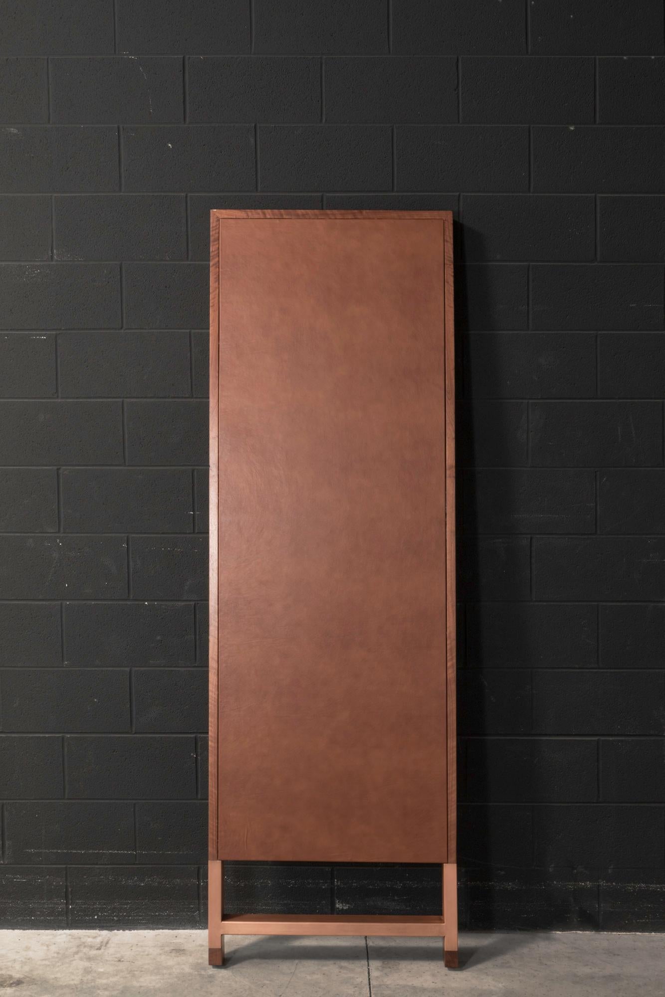 Amerikanischer amerikanischer Standspiegel aus Nussbaumholz mit Kupferintarsien „Madison Standing Mirror“ im Angebot 1