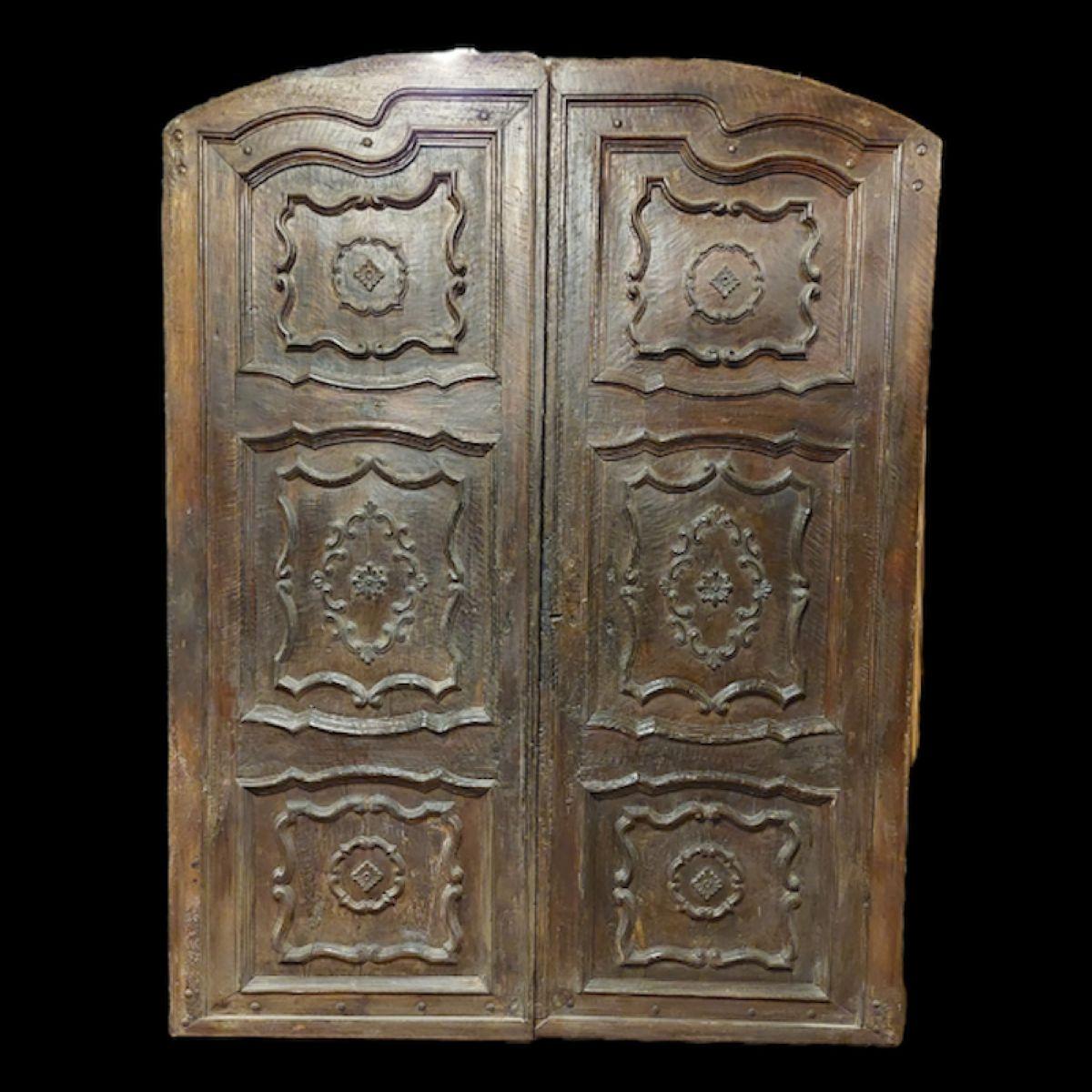 Porte d'entrée ancienne, porte principale massive en bois précieux de noyer, baroque à deux battants, avec des panneaux richement sculptés à la main, de forme cintrée avec des fers à repousser d'origine. Original du 18ème siècle, construit par un