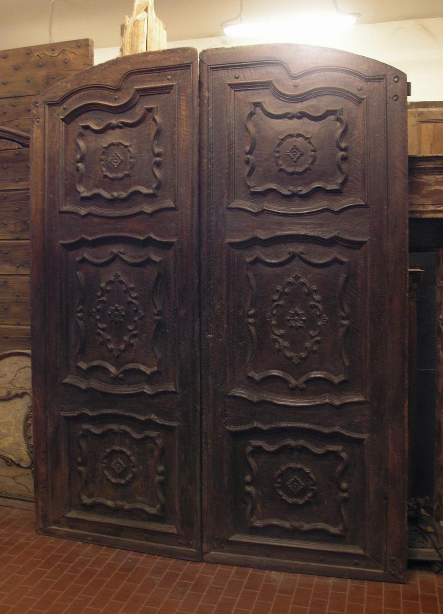 XVIIIe siècle et antérieur Porte d'entrée en noyer massif et baroque à deux battants, Italie en vente