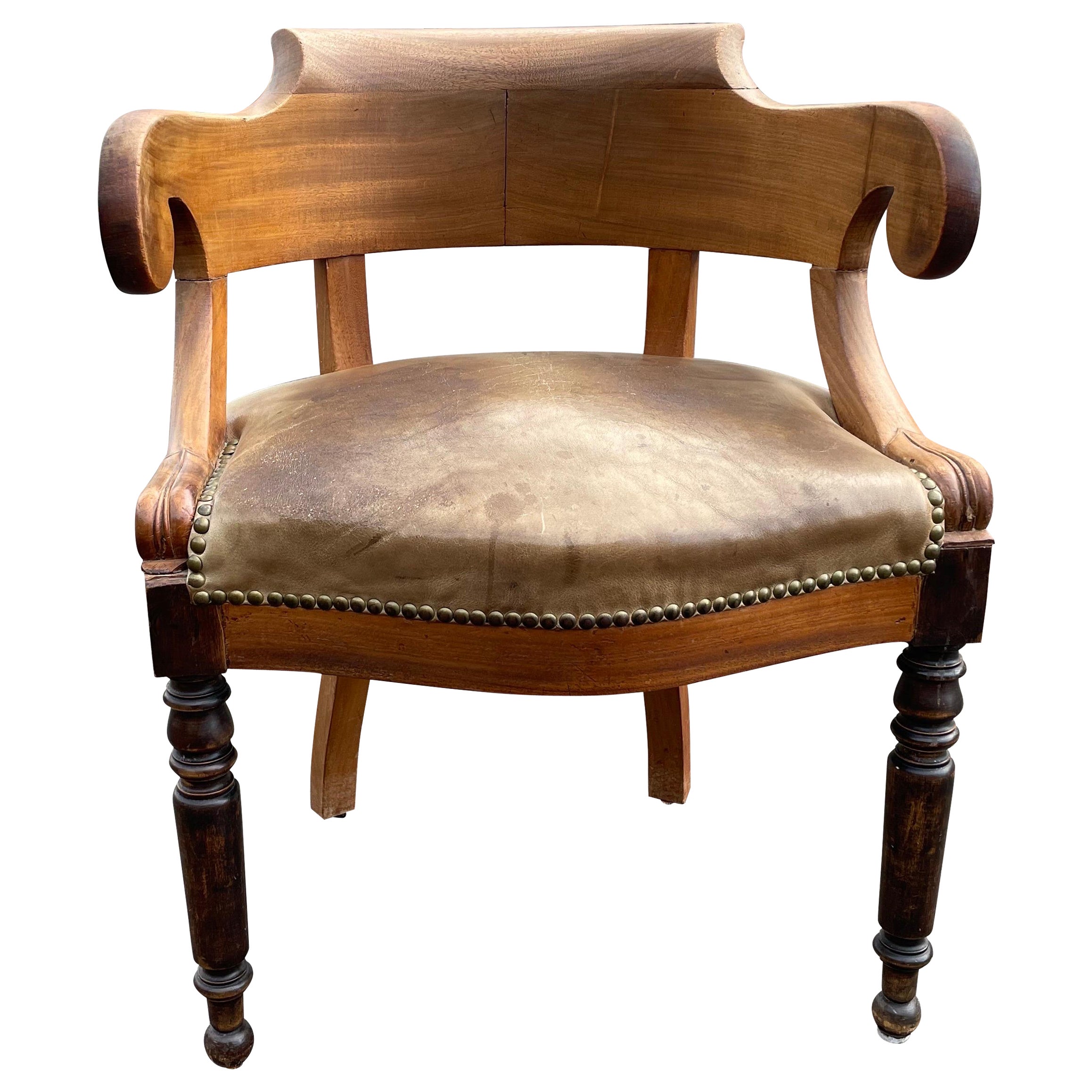 Fauteuil ancien du 19ème siècle en bois massif de style Louis Philippe