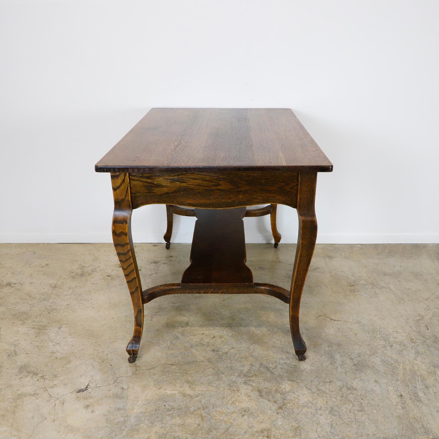 Solid Antique Oak Writing Table, circa 1920 In Good Condition For Sale In Mexico City, CDMX