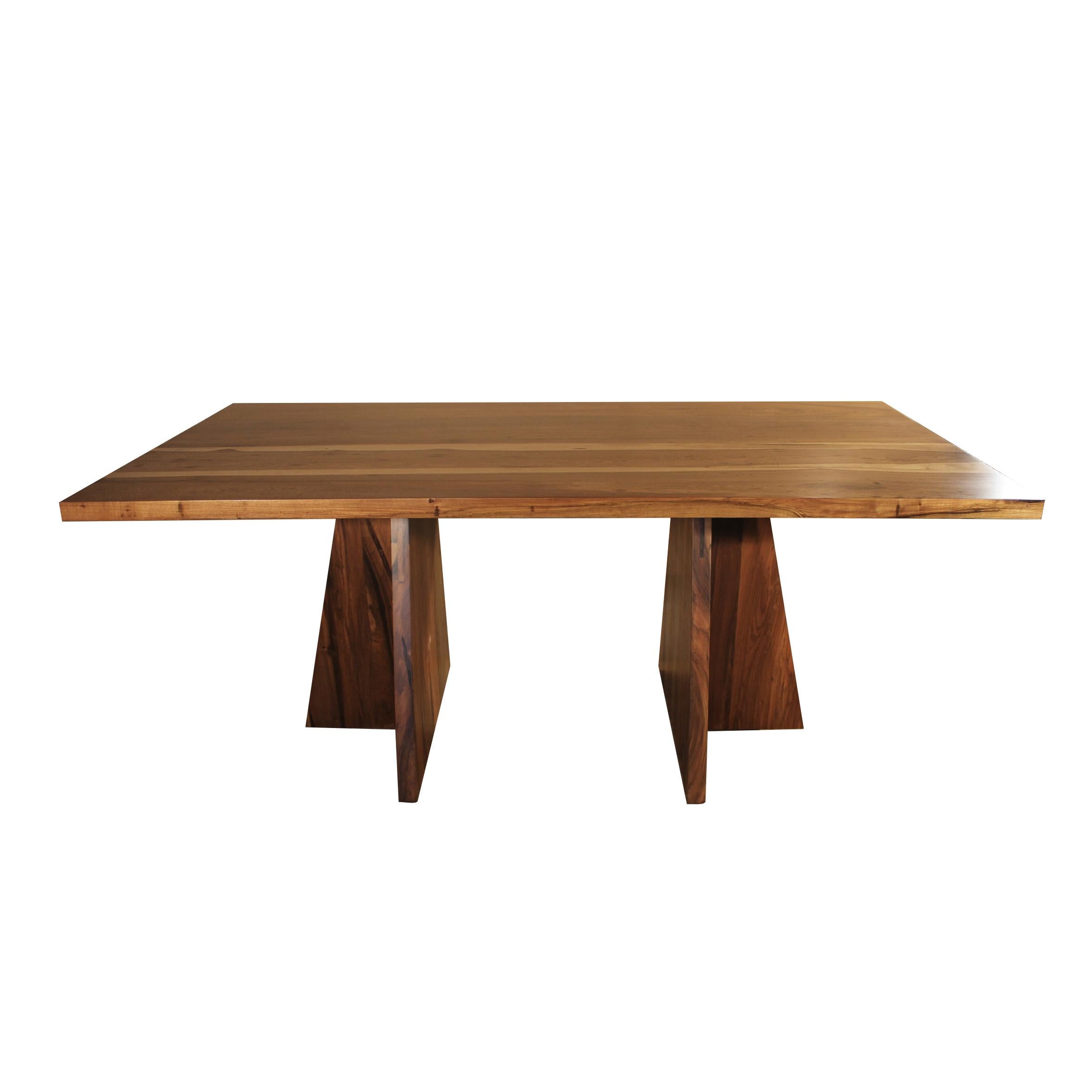 La table Luca est l'une des pièces les plus caractéristiques et les plus spécifiées de Costantini. Il est présenté en finition bois de rose argentin, et est extrêmement coloré et durable. Le design lui-même est understated.design/One Nature et