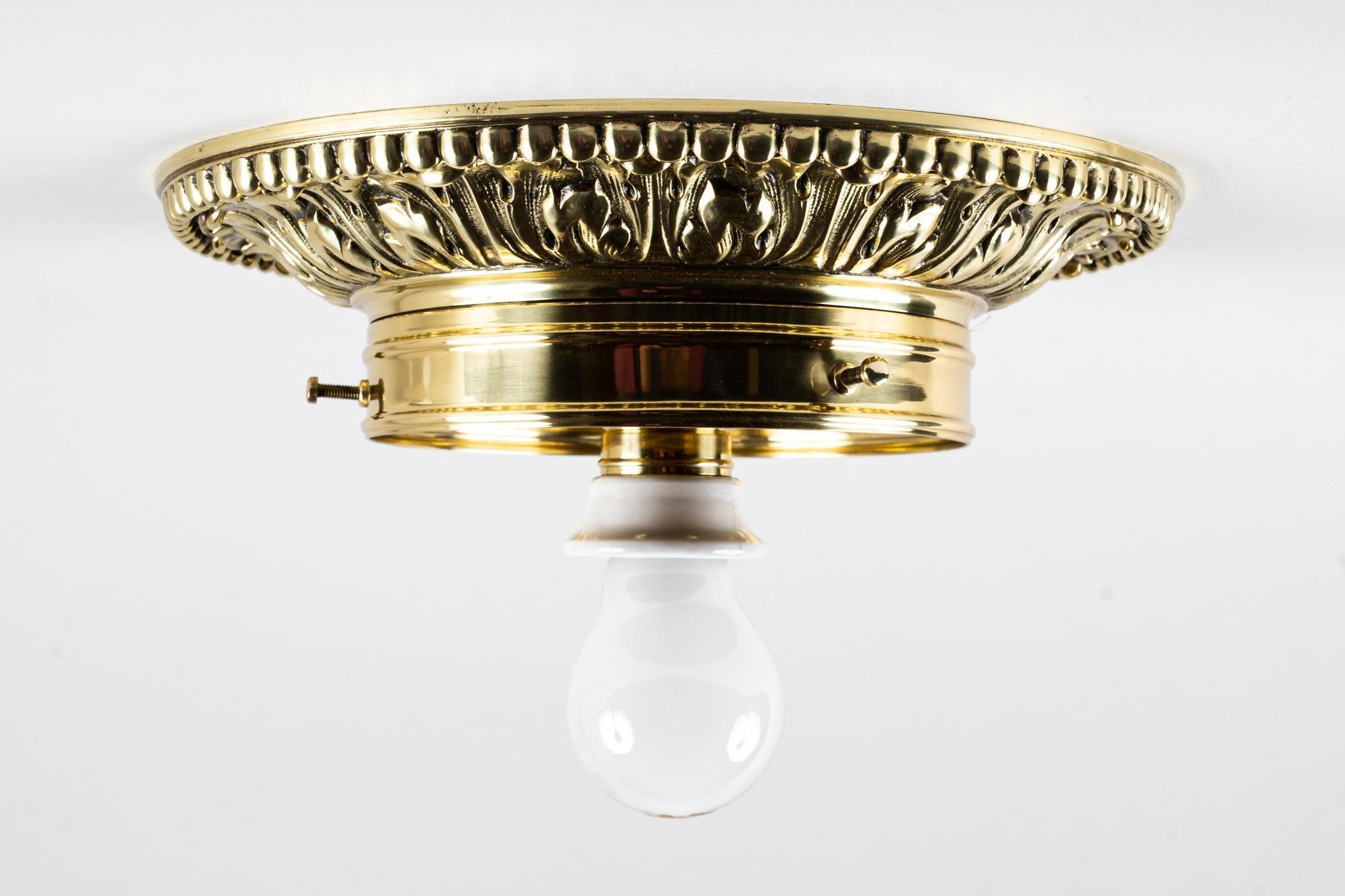 Massive Art Deco Deckenlampe mit Original Glasschirm Wien um 1920er Jahre (Messing) im Angebot