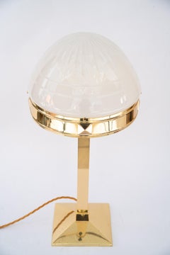 Sólida lámpara de mesa art decó con cristal sahde viena alrededor de 1920