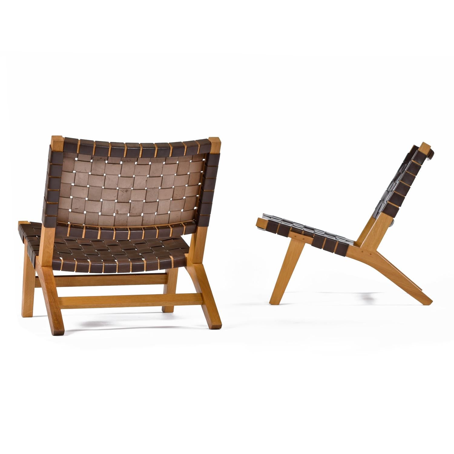 Contemporary Solid Ash Danish Style Cognac Leather Strap 128 Lounge Chairs by De La Espada For Sale