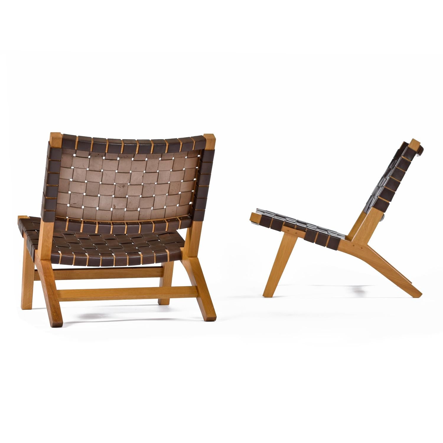 Sillones de estilo danés de fresno macizo con correa de cuero coñac 128 Lounge Chairs by De La Espada en Excelente estado para la venta en Chattanooga, TN