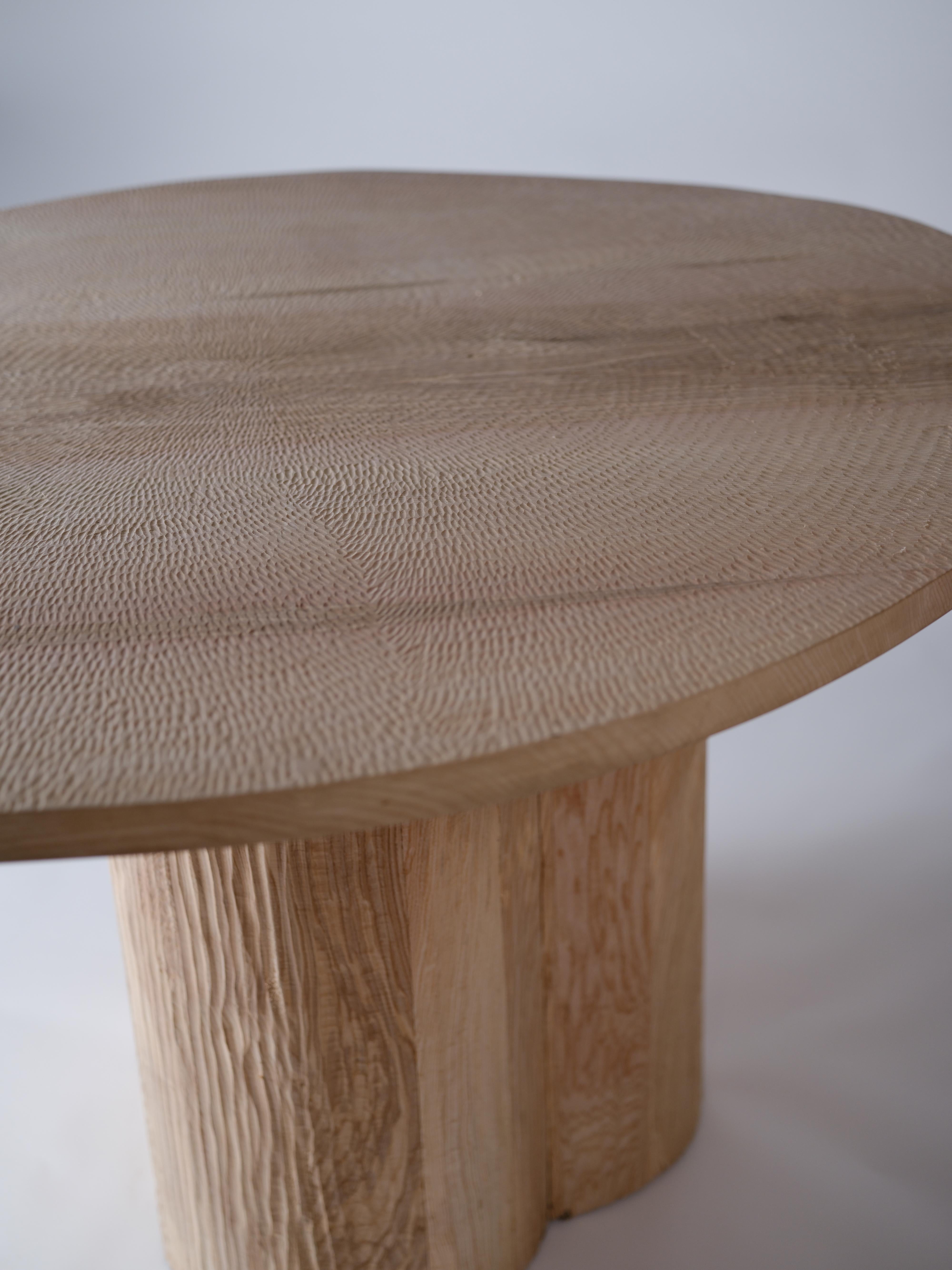 Mesa de Comedor Redonda de Fresno Macizo, Pata Trébol Tallada con Exquisita Superficie Tallada Británico en venta