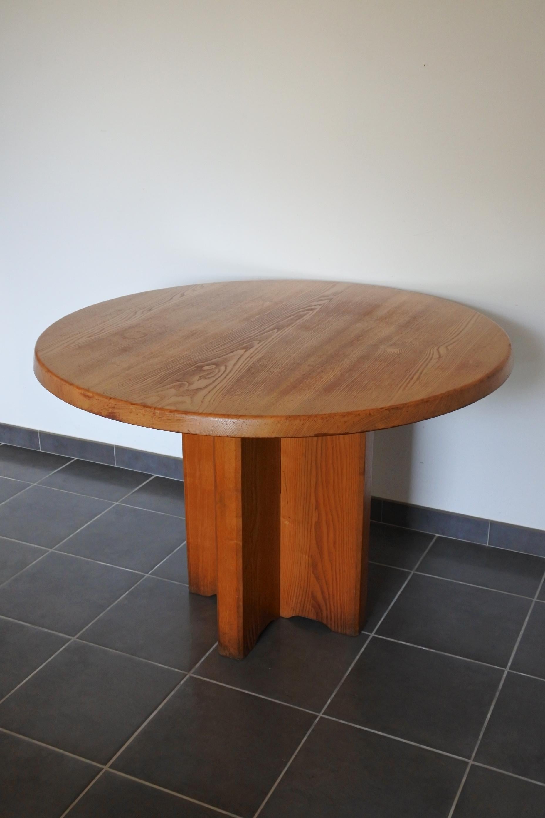 Round dining table in the manner of Pierre Chapo or Charlotte Perriand.
Solid ash wood.
Made in France in the 1970s.
Can accommodate 4 to 5 persons.
Outstanding grain.
Untouched condition.

Could also be used as a kitchen table or even a