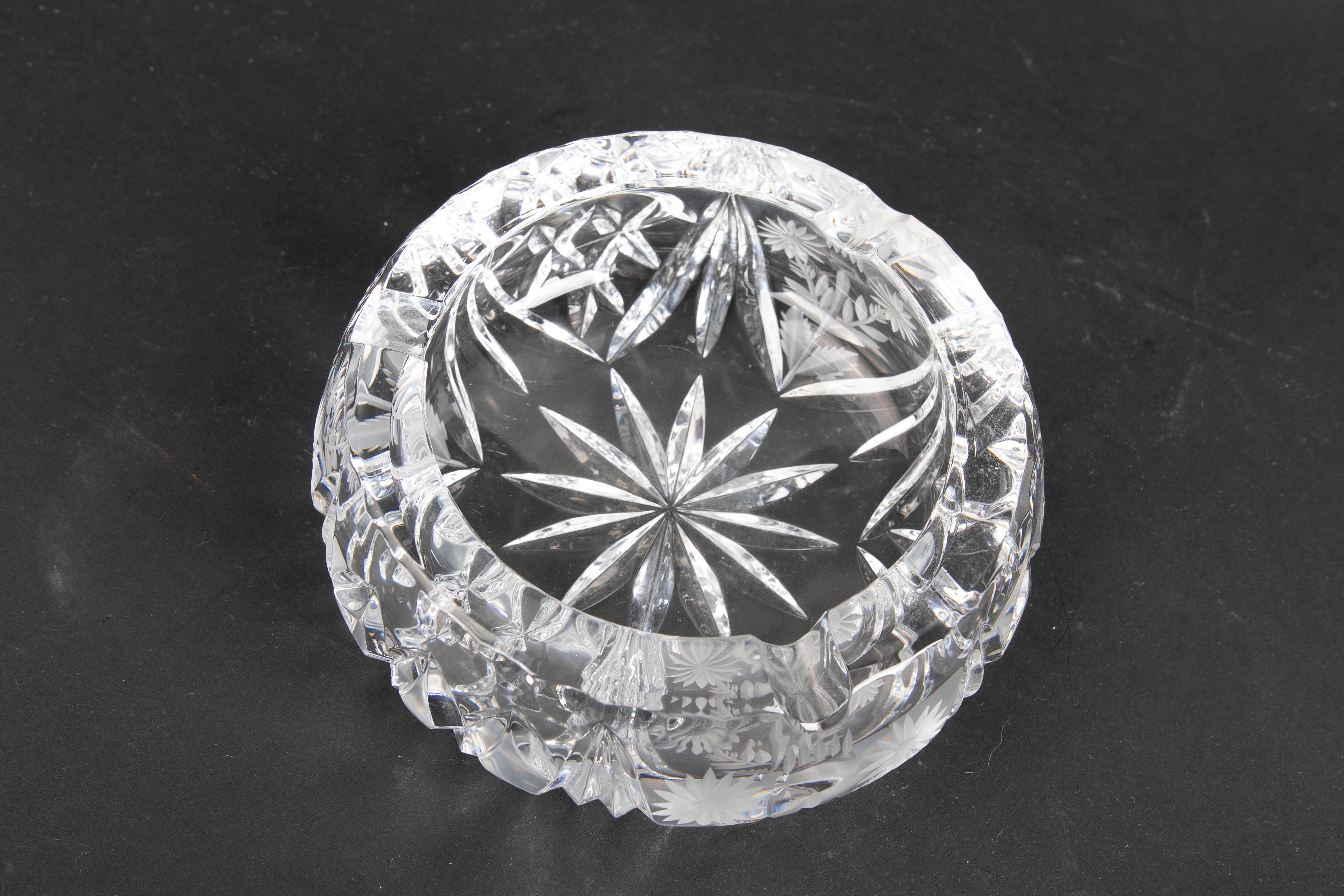 Solid Ashtray Made of Hand-Carved Crystal For Sale 5