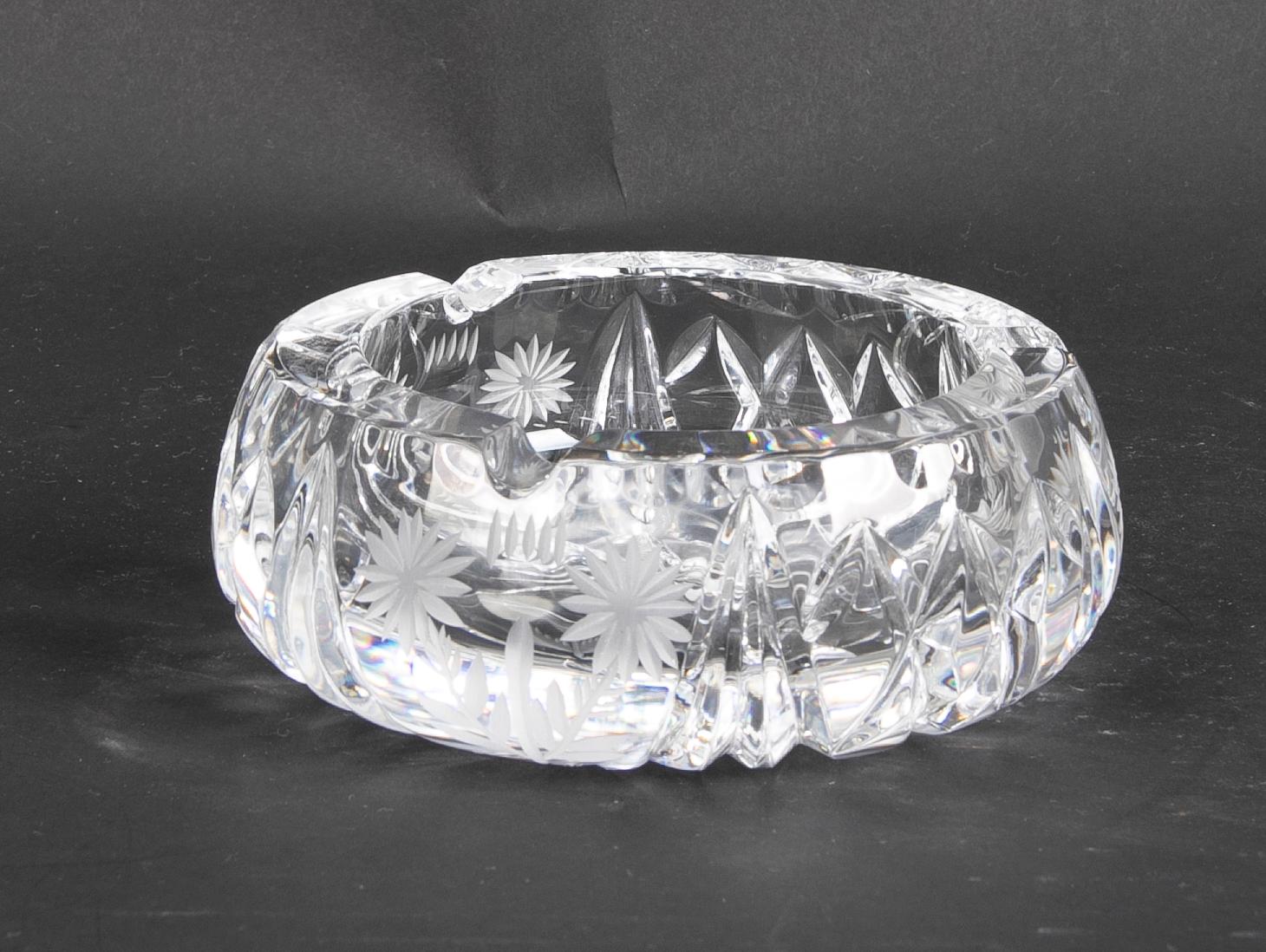 Solid Ashtray Made of Hand-Carved Crystal In Good Condition For Sale In Marbella, ES