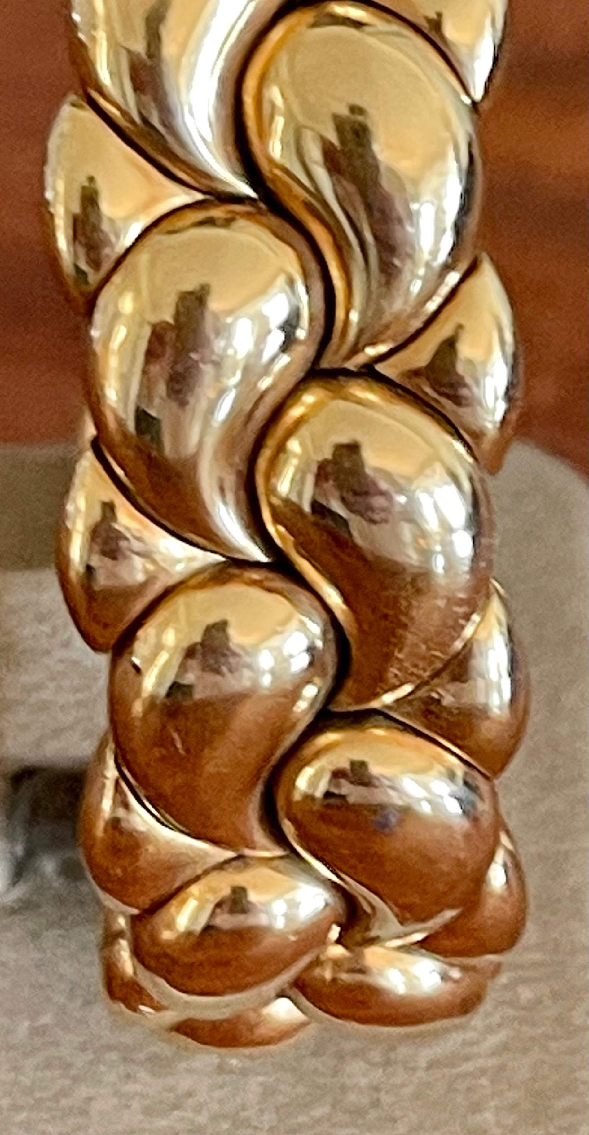 Un exquis bracelet bangle par Chopard de leur collection Casmir, circa 1990. Bague et boucles d'oreilles assorties disponibles.
Réalisé en or jaune 18 carats, il est composé de deux rangées de maillons au motif cachemire stylisé et présente une