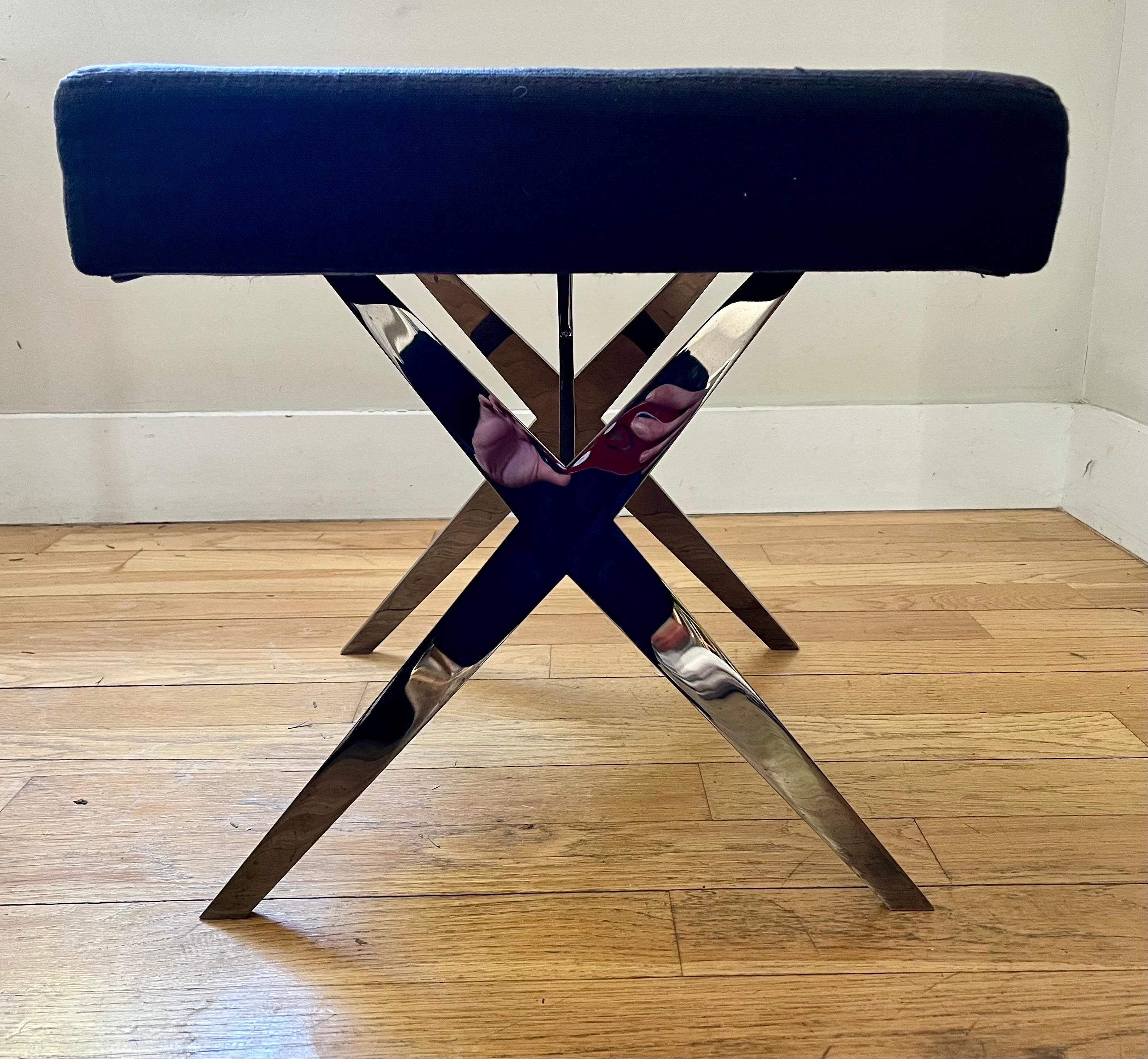 Mid-Century moderno Sgabello Solid Bar con base a X in cromo fumé e sedile imbottito in vendita