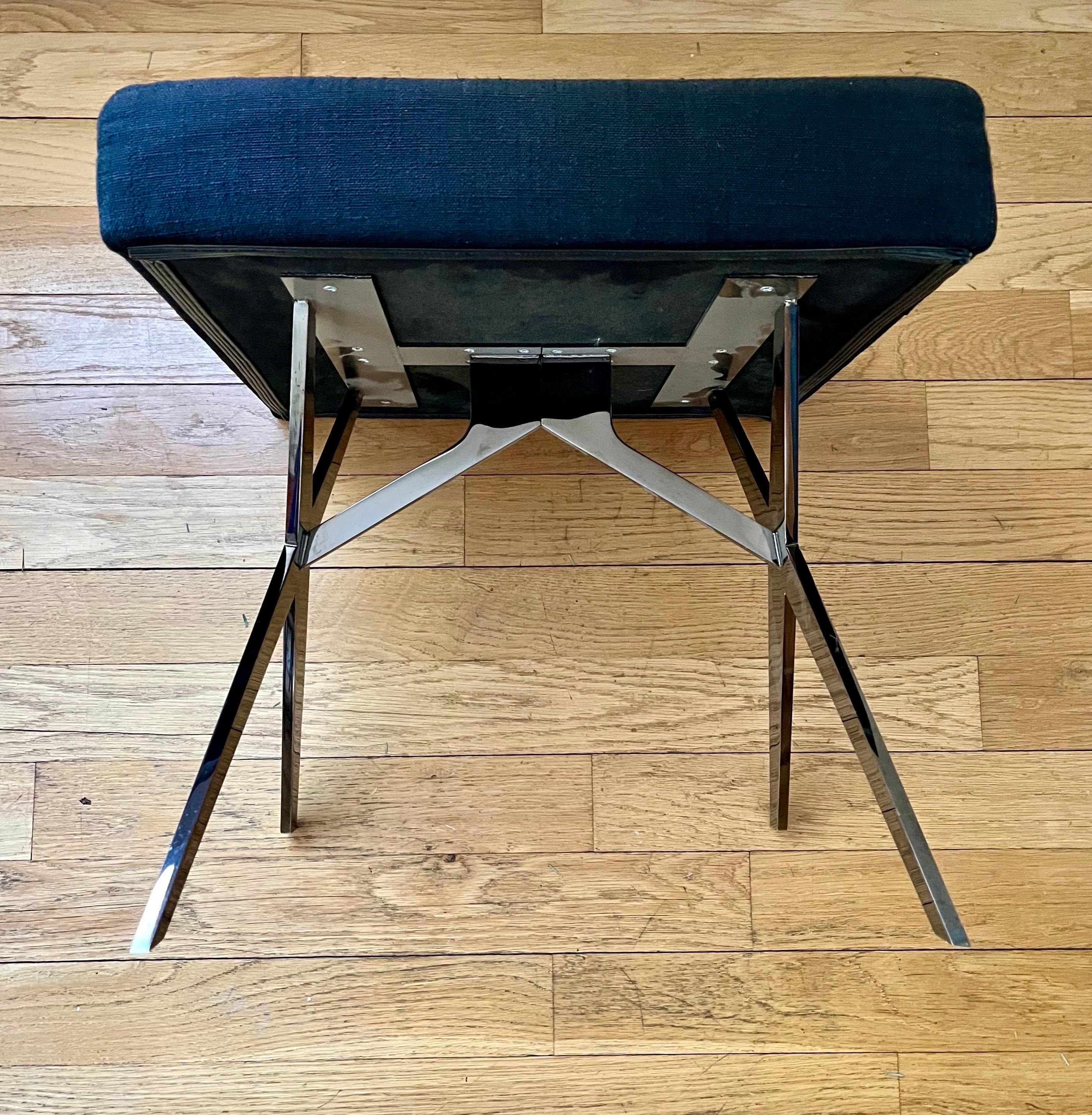 Tessuto Sgabello Solid Bar con base a X in cromo fumé e sedile imbottito in vendita