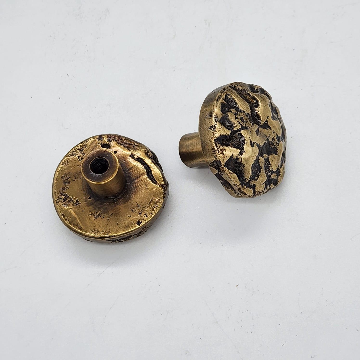 This solid brass cabinet knob belongs to the Earth Prints collection, inspired by irregular forms and natural textures. With a diameter of 4 cm and a subtly domed profile, it is well suited for drawers, cabinet doors, or compact furniture.

The