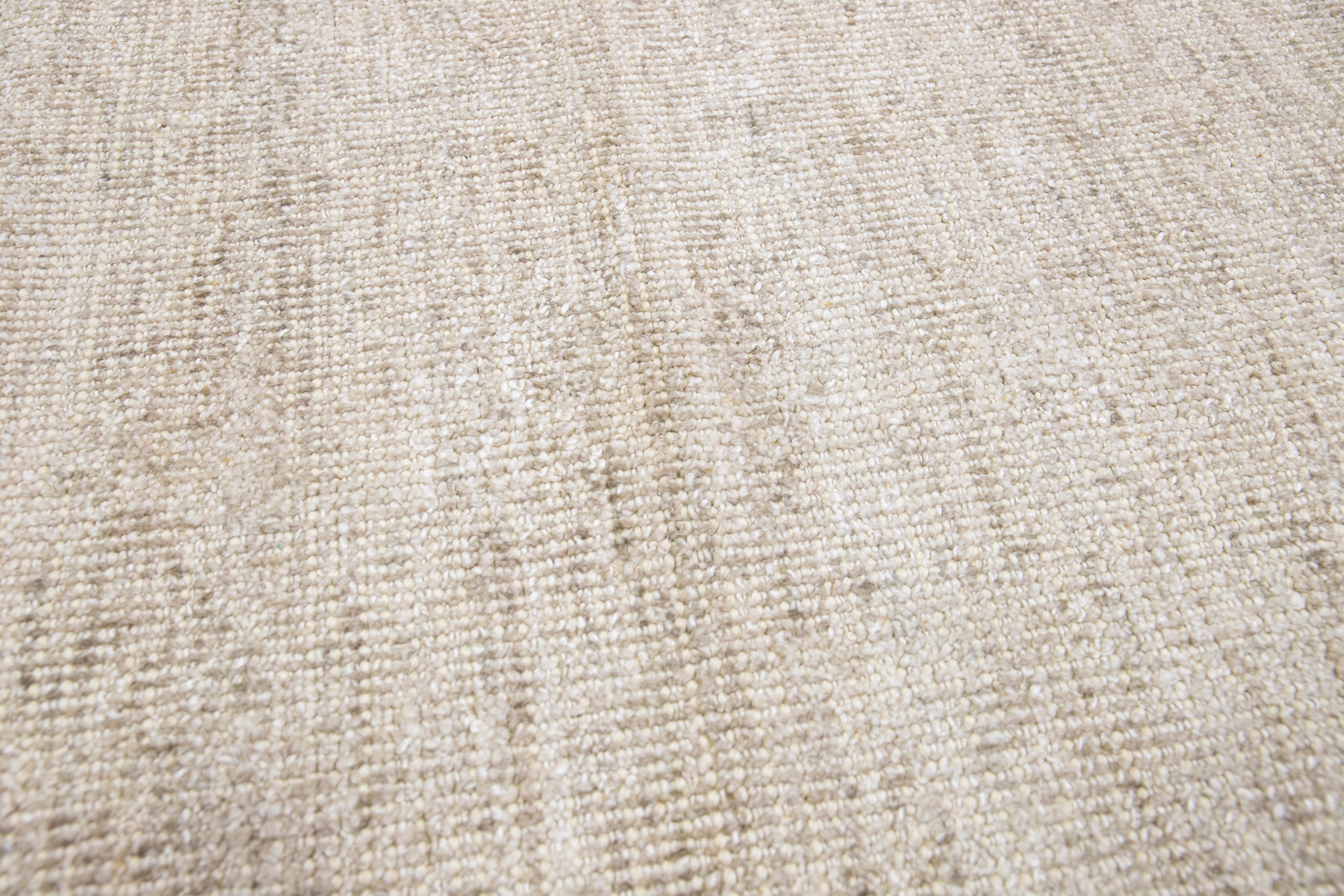 Wunderschöner handgefertigter indischer Rillenteppich aus Bambus und Seide von Square Apadana mit einem beigen Farbfeld. Dieser Teppich aus der Groove Collection hat ein unifarbenes Allover-Muster.

Dieser Teppich misst: 14'11