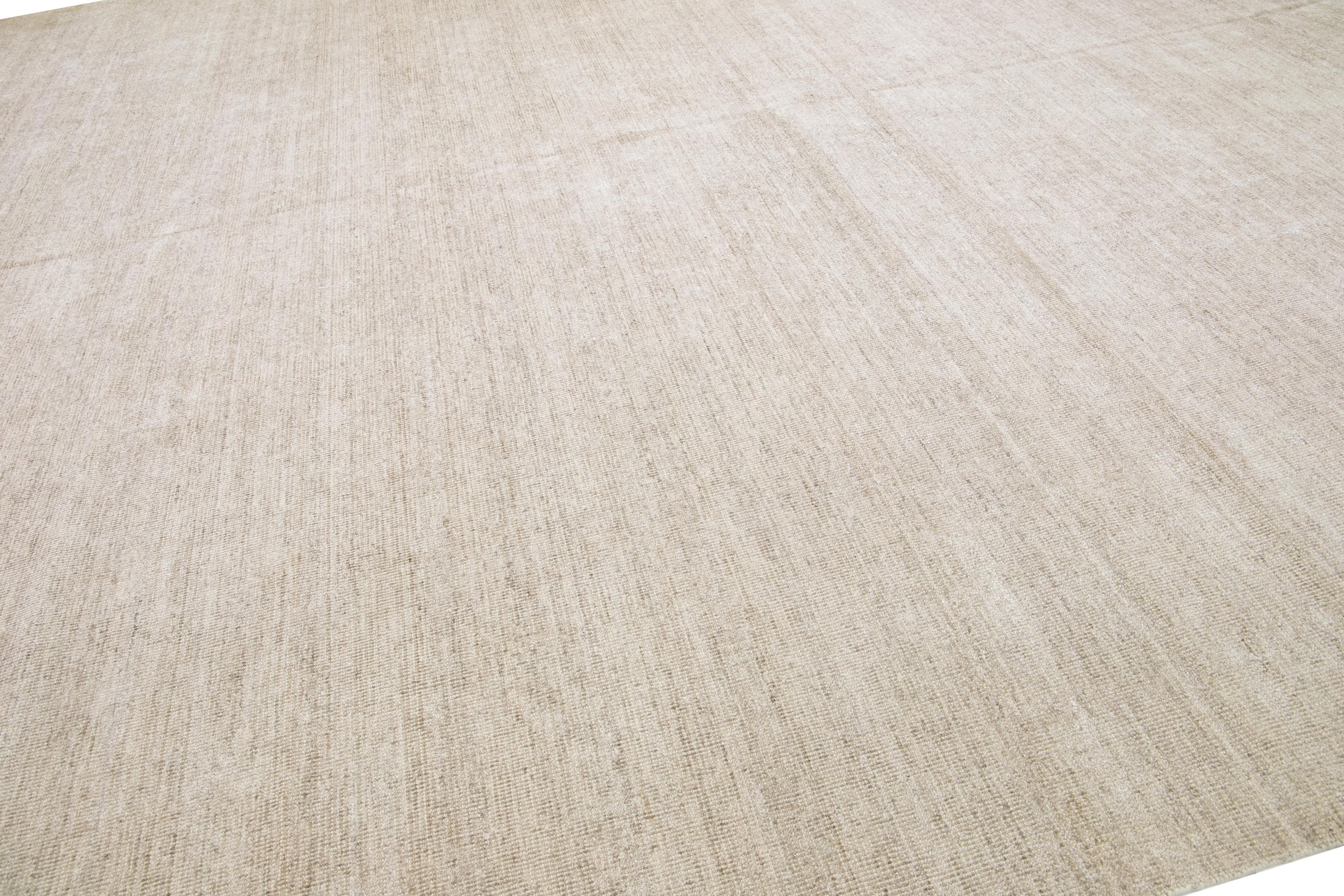 Moderner quadratischer Apadana's Groove Bambus-/Seidenteppich, beige, handgefertigt im Zustand „Neu“ im Angebot in Norwalk, CT