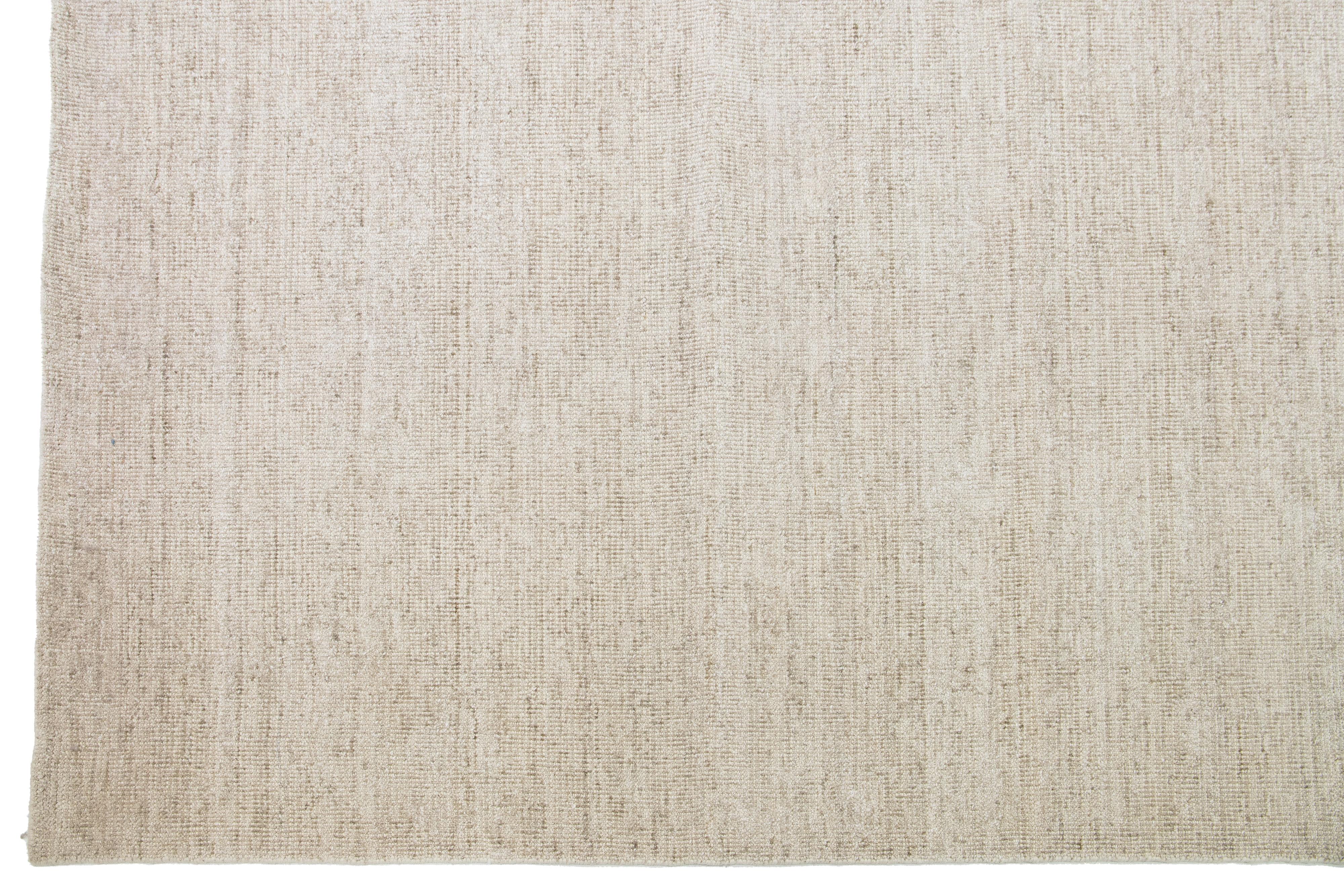 Moderner quadratischer Apadana's Groove Bambus-/Seidenteppich, beige, handgefertigt (21. Jahrhundert und zeitgenössisch) im Angebot