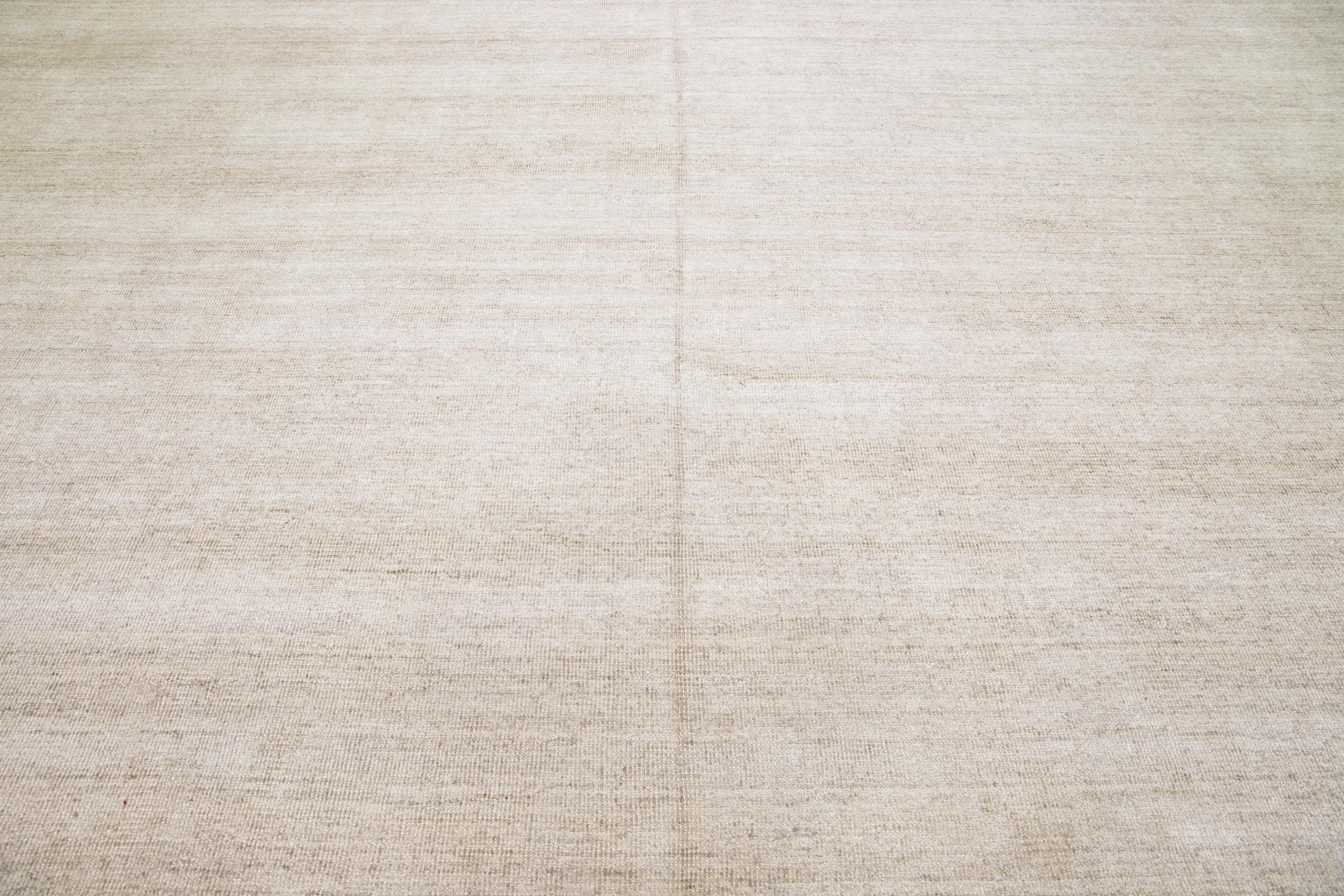 Moderner quadratischer Apadana's Groove Bambus-/Seidenteppich, beige, handgefertigt (Wolle) im Angebot