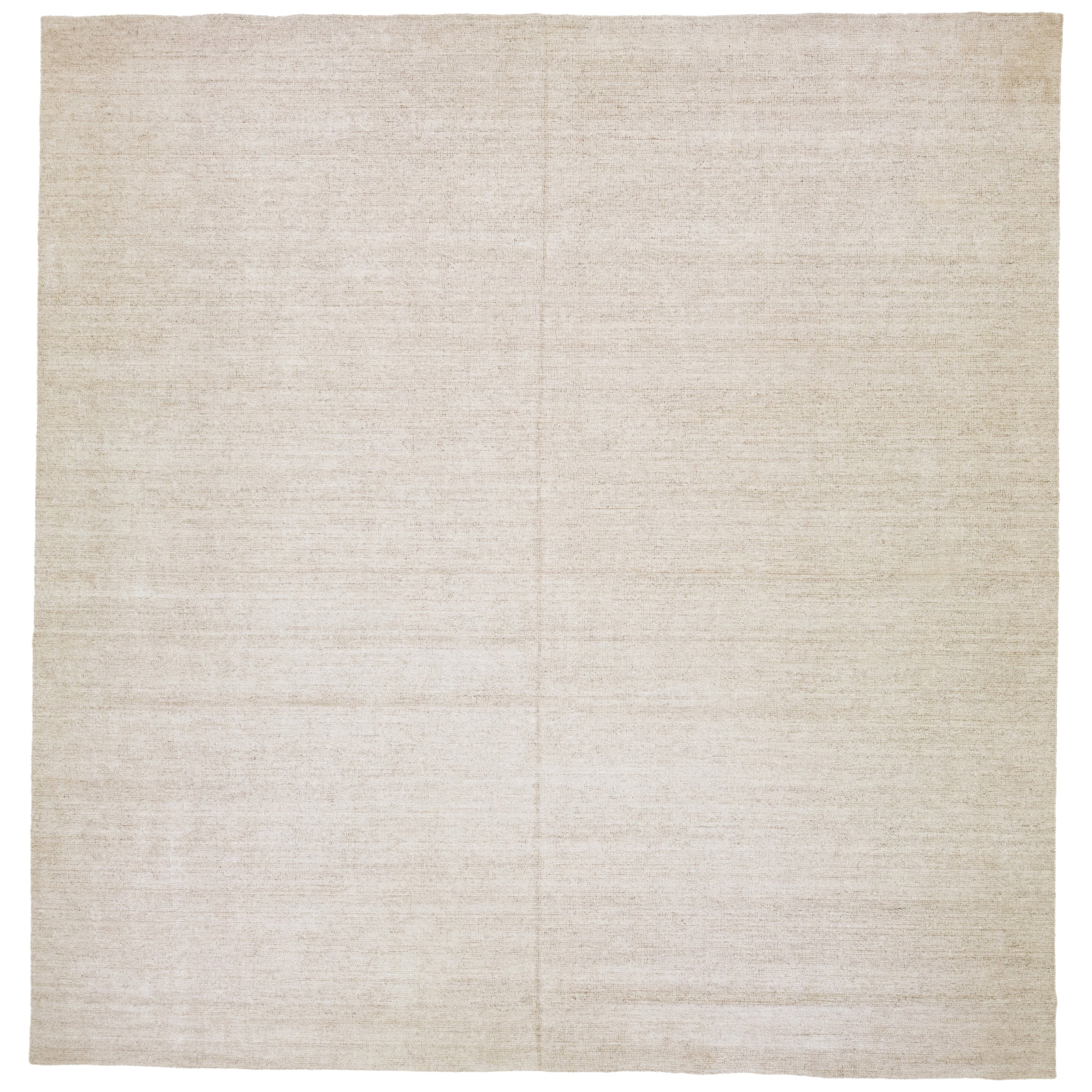 Moderner quadratischer Apadana's Groove Bambus-/Seidenteppich, beige, handgefertigt im Angebot