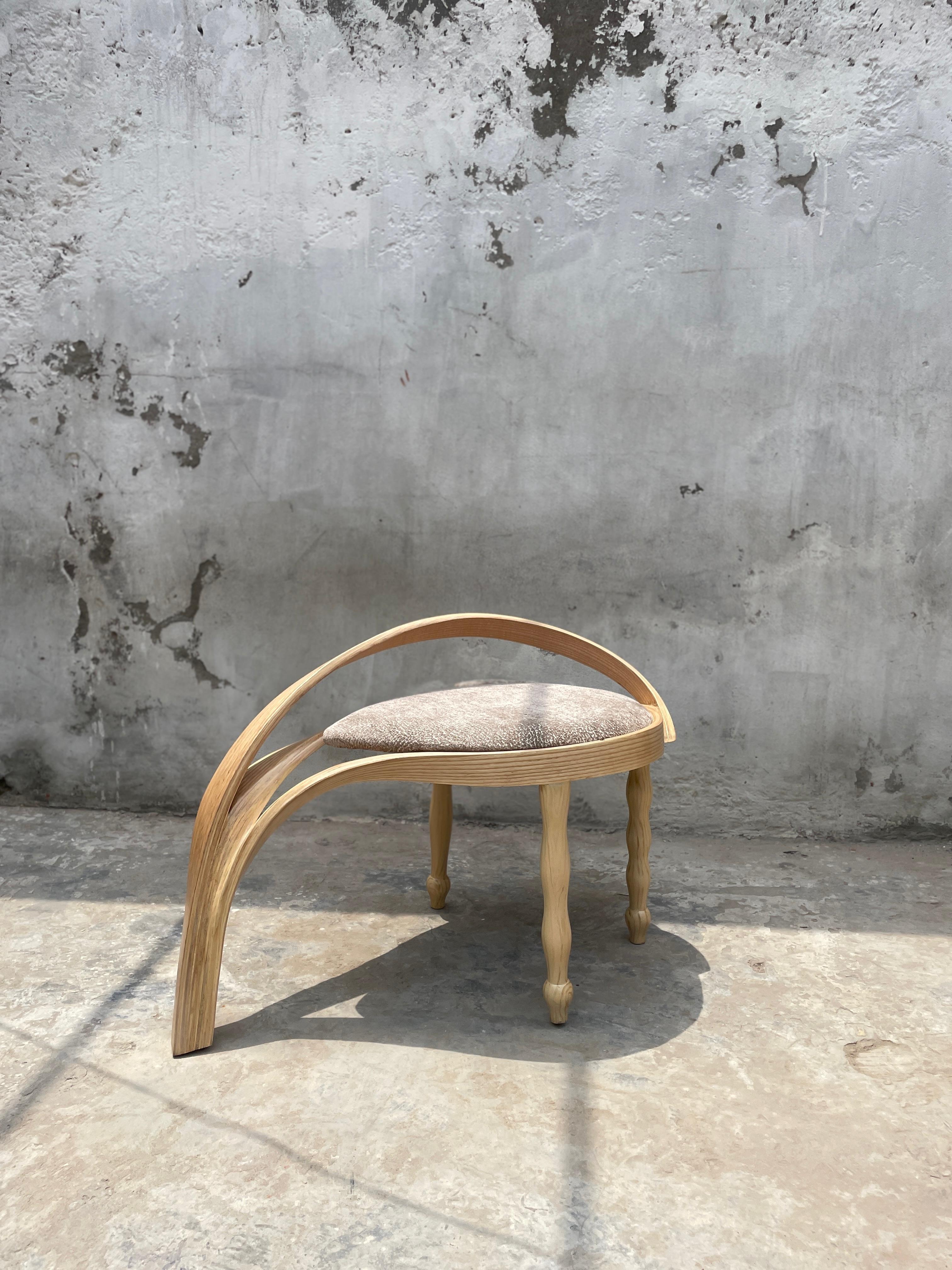 Taburete de madera curvada, tapizado de terciopelo by Raka Studio Hecho a mano en venta