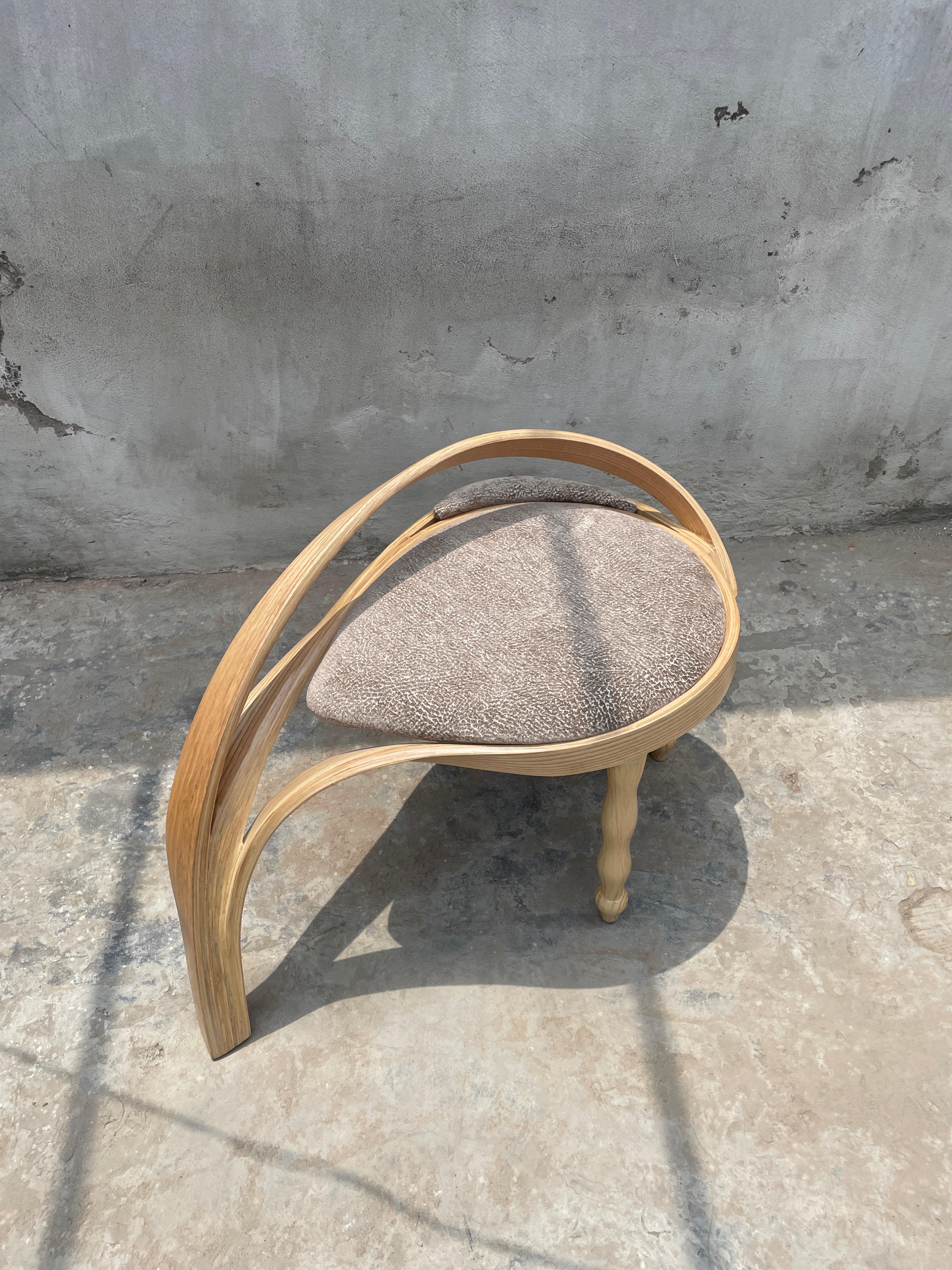 Taburete de madera curvada, tapizado de terciopelo by Raka Studio en Nuevo estado para la venta en Cape Girardeau, MO