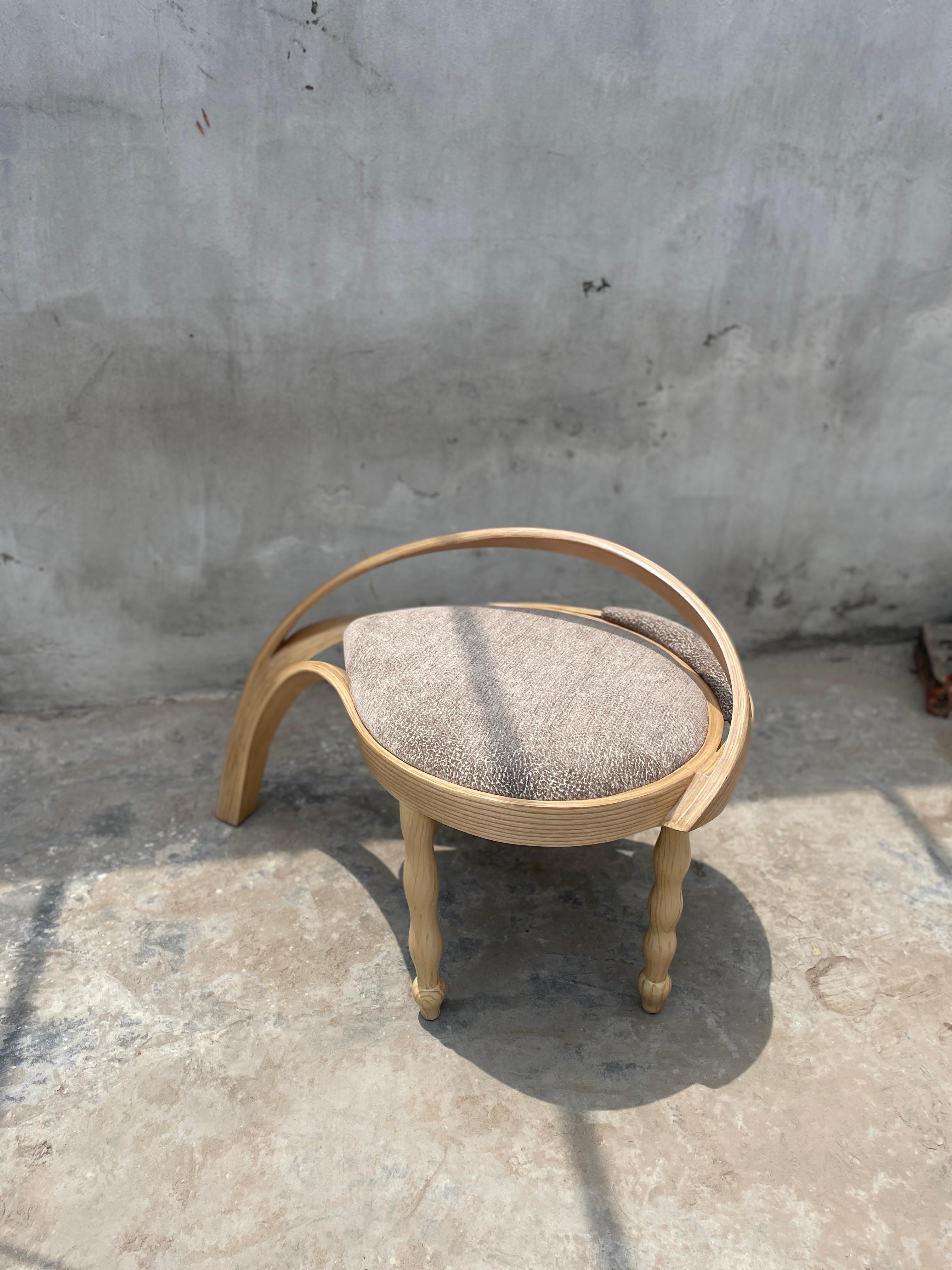 Taburete de madera curvada, tapizado de terciopelo by Raka Studio Terciopelo en venta