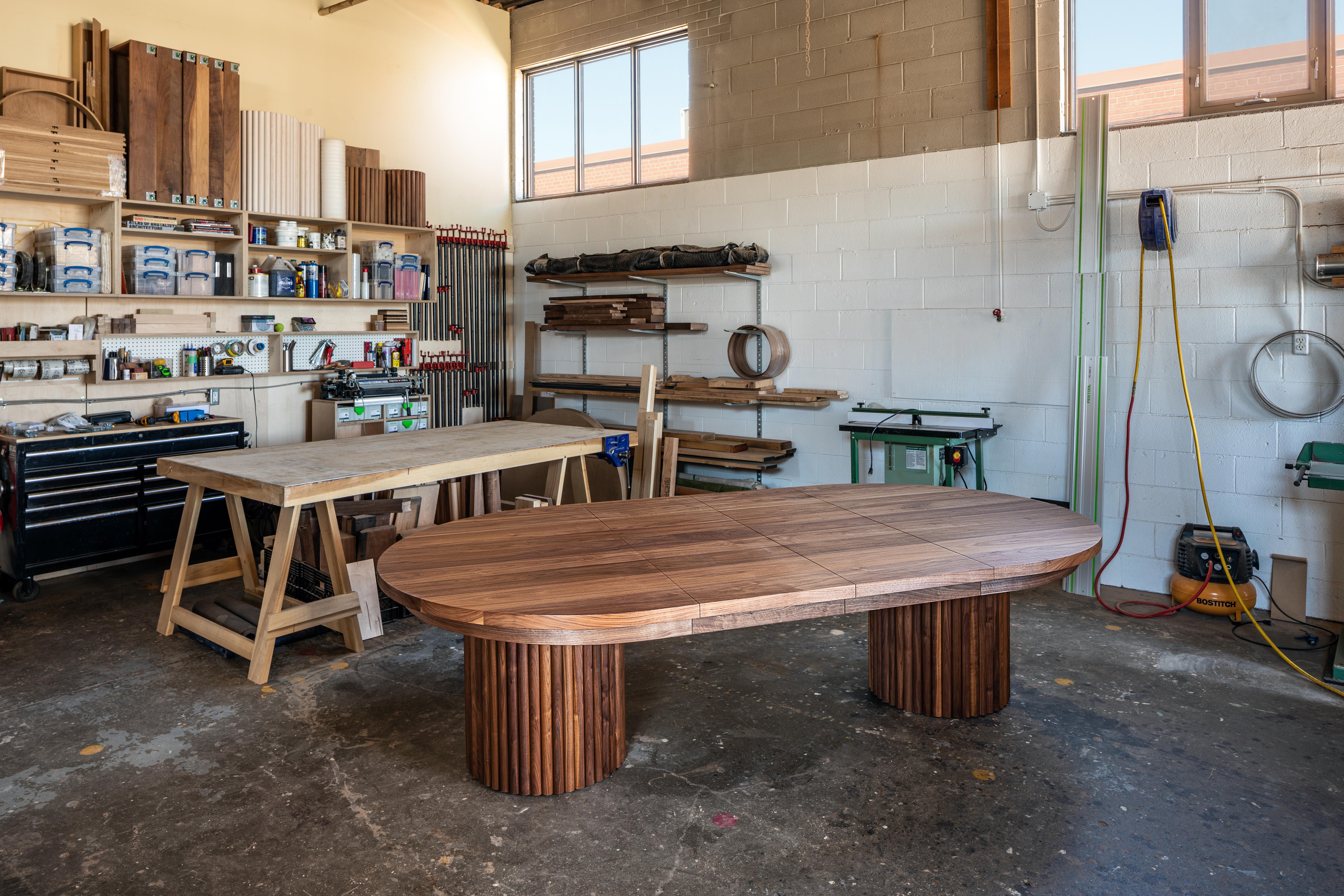 D'une audace inouïe, la table à manger de Kate Duncan est une pièce qui rend hommage à la fois à l'esthétique contemporaine et à l'architecture brutaliste. Des colonnes de cannelures taillées et un solide plateau en bois massif créent une table que