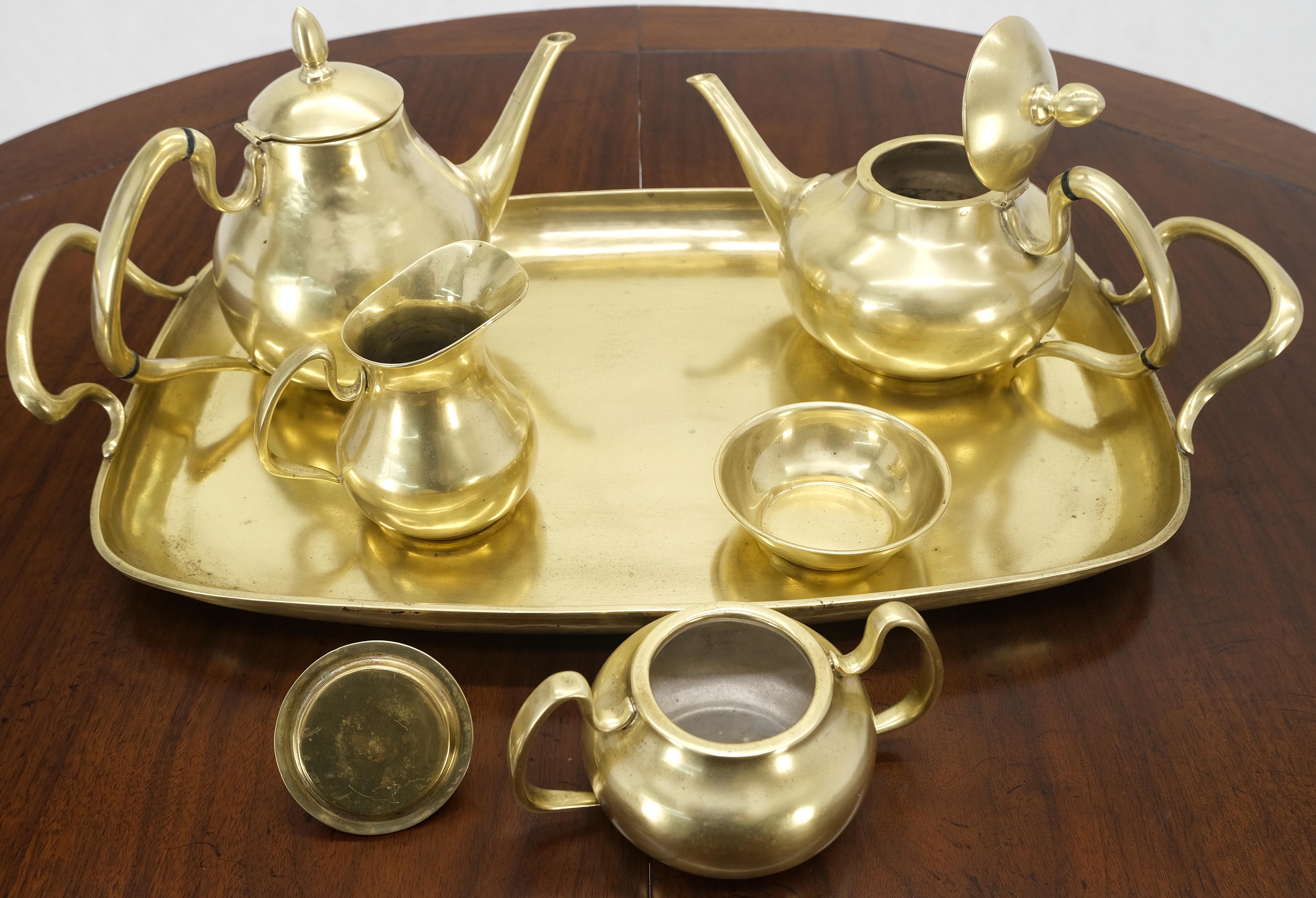 Plateau à thé 5 pièces Deux pots crème sucrier lourd en laiton massif en vente 5