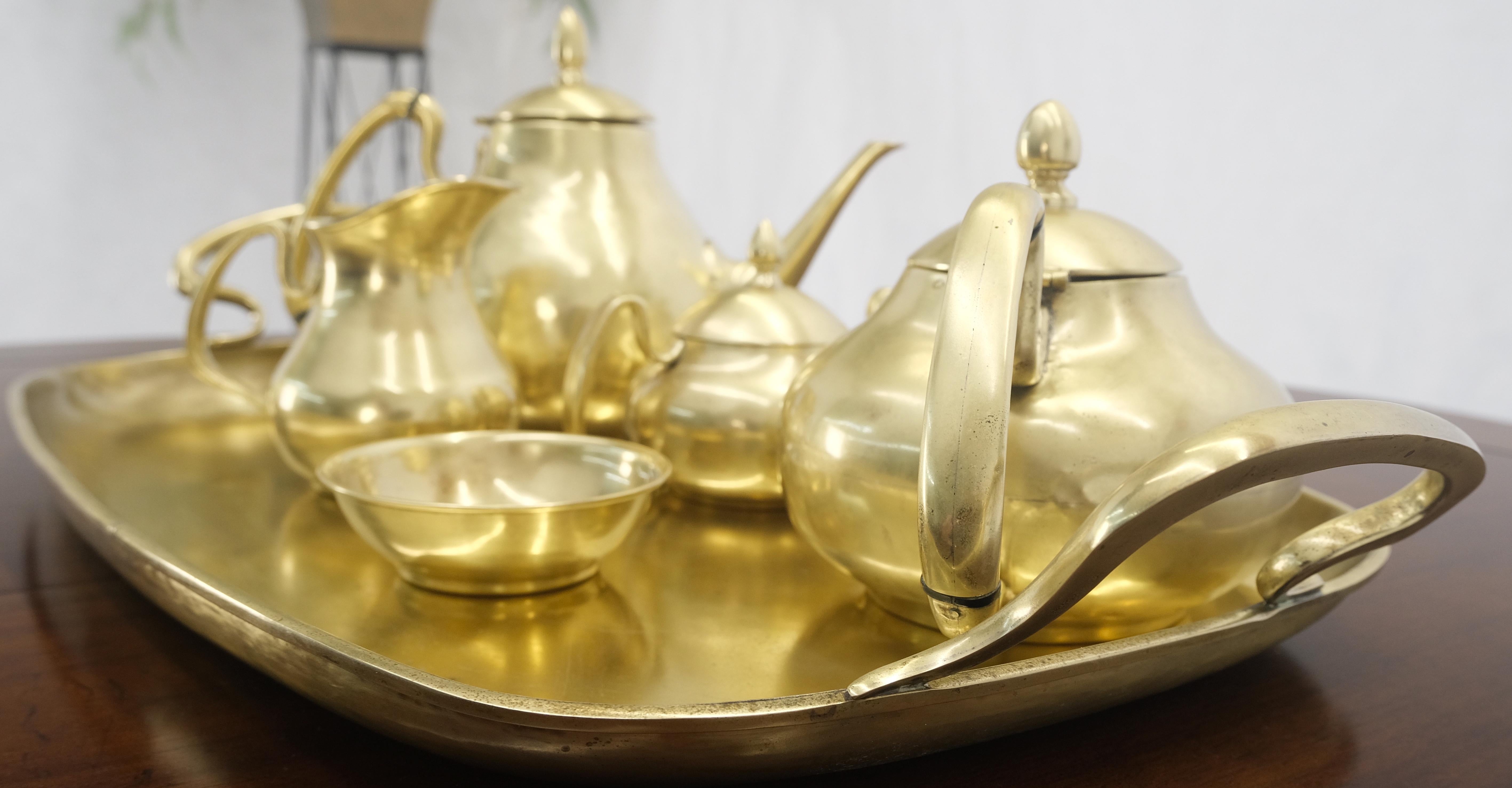 Plateau à thé 5 pièces Deux pots crème sucrier lourd en laiton massif en vente 6