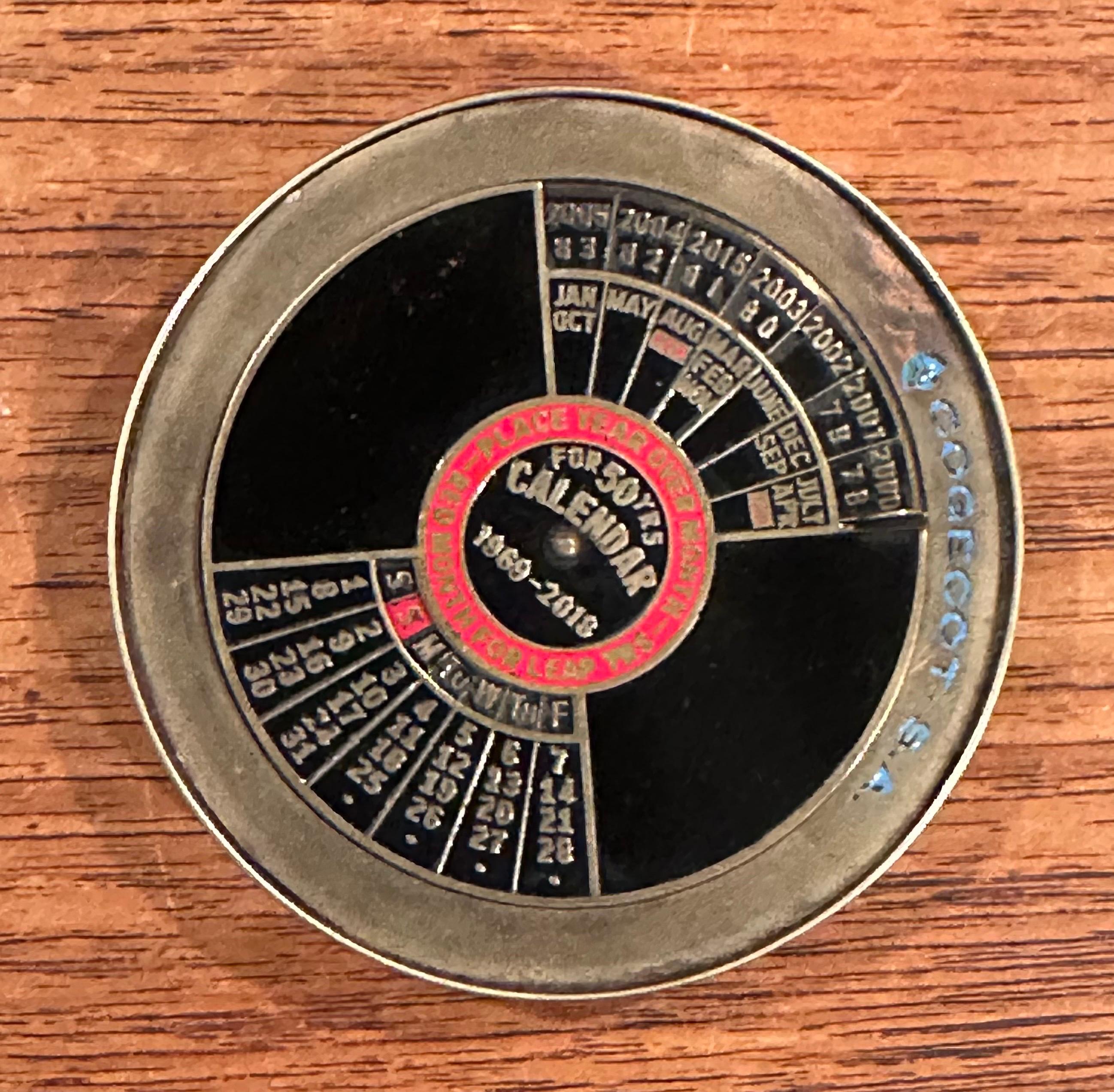 Solid Messing 50 Jahre Kalender Zifferblatt / Briefbeschwerer von Cogecot S.A. 1969 bis 2018 im Zustand „Gut“ im Angebot in San Diego, CA