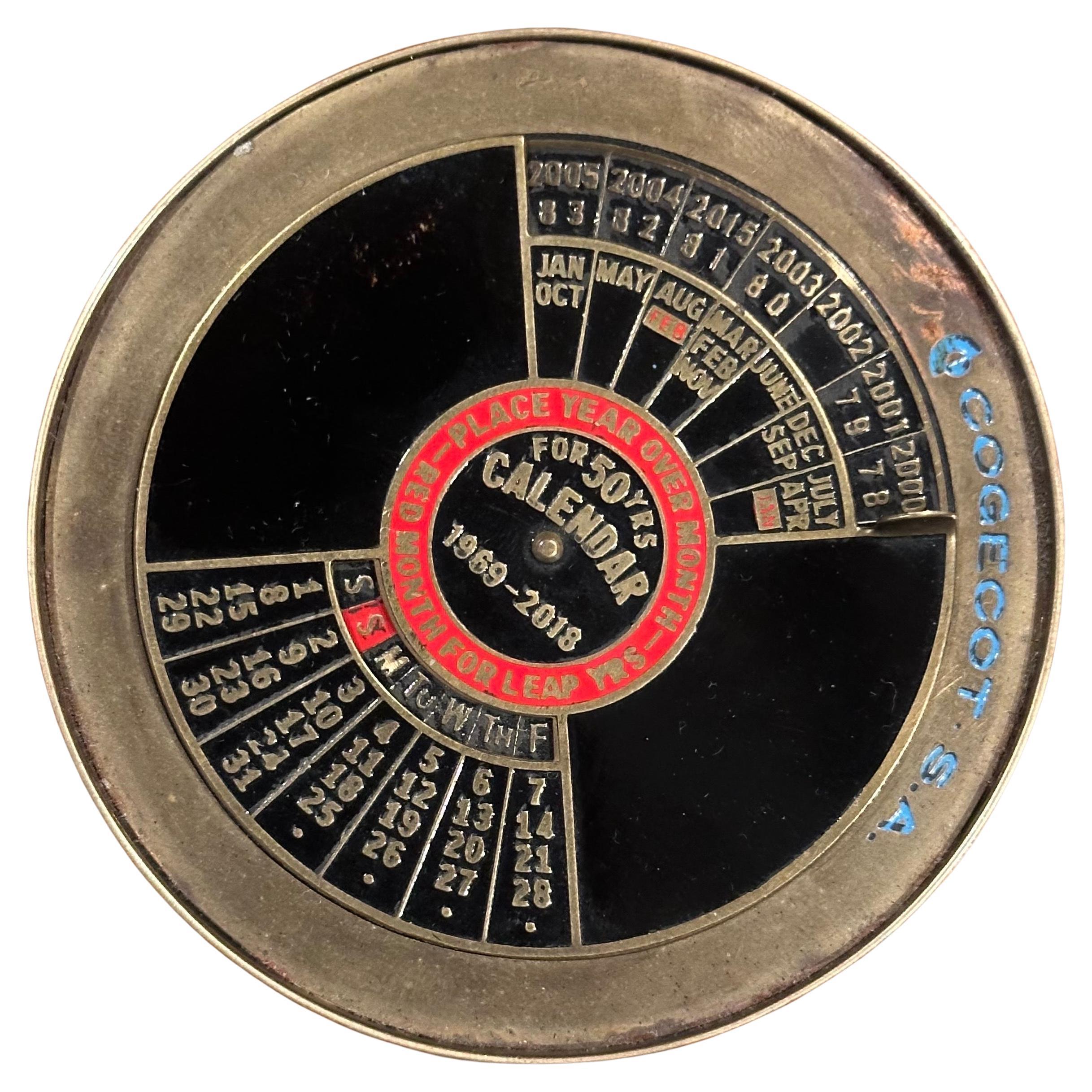 Solid Messing 50 Jahre Kalender Zifferblatt / Briefbeschwerer von Cogecot S.A. 1969 bis 2018 im Angebot 3