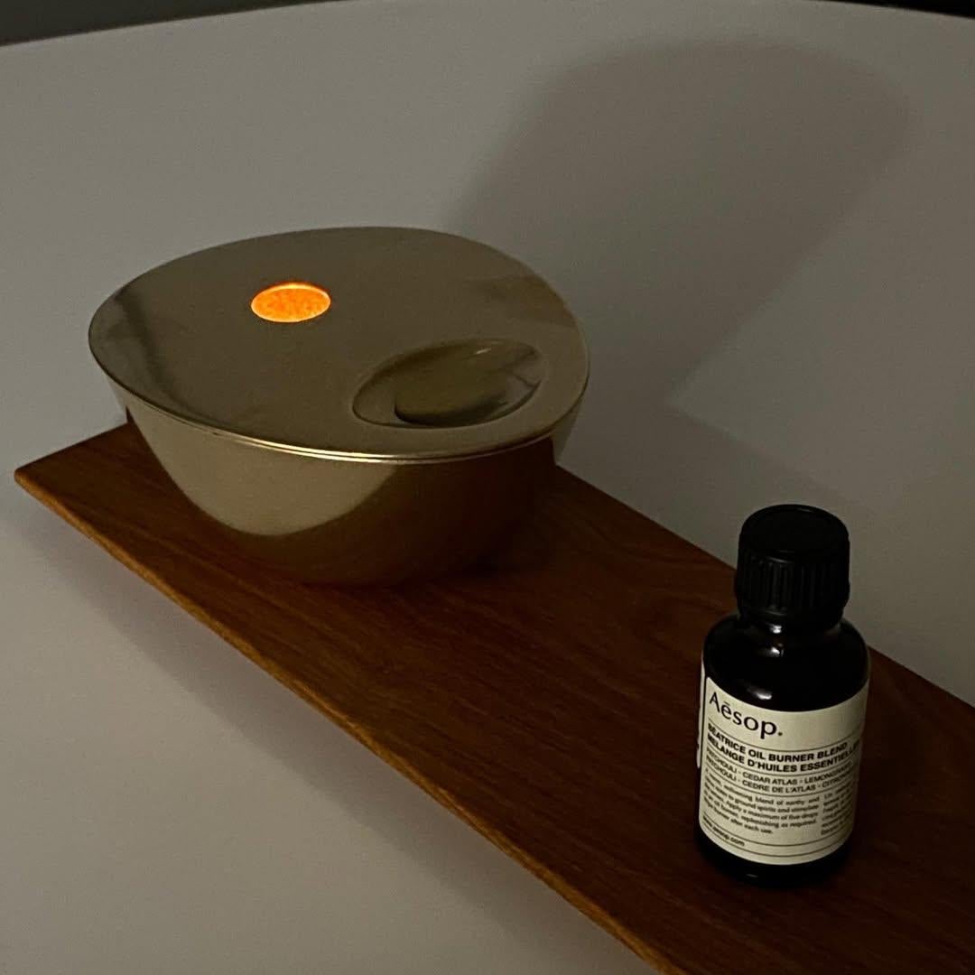 Laiton Brûleur d'huile contemporain Aesop en laiton massif par Henry Wilson en vente