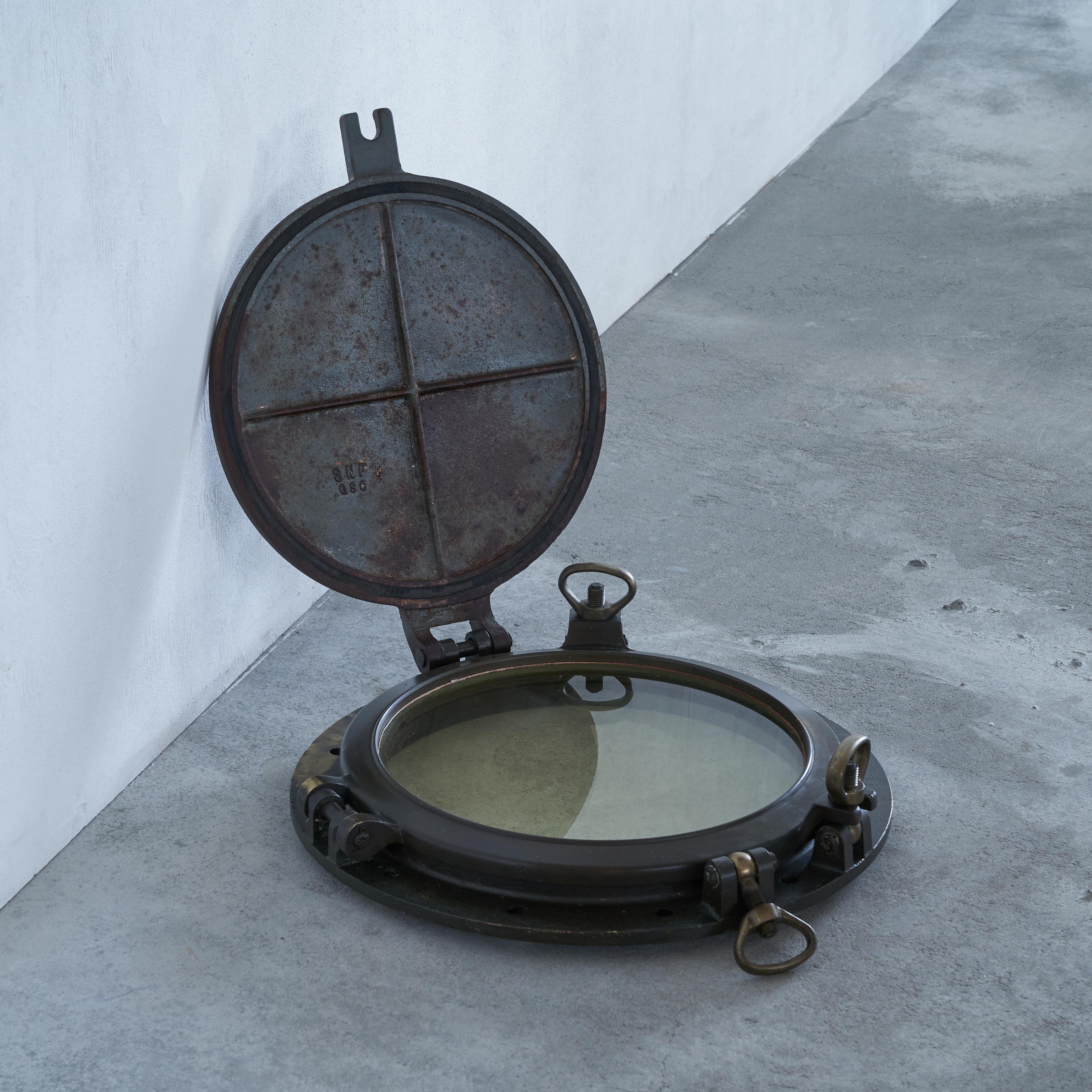 Autre Porthole pour navires en laiton massif et en fonte en vente