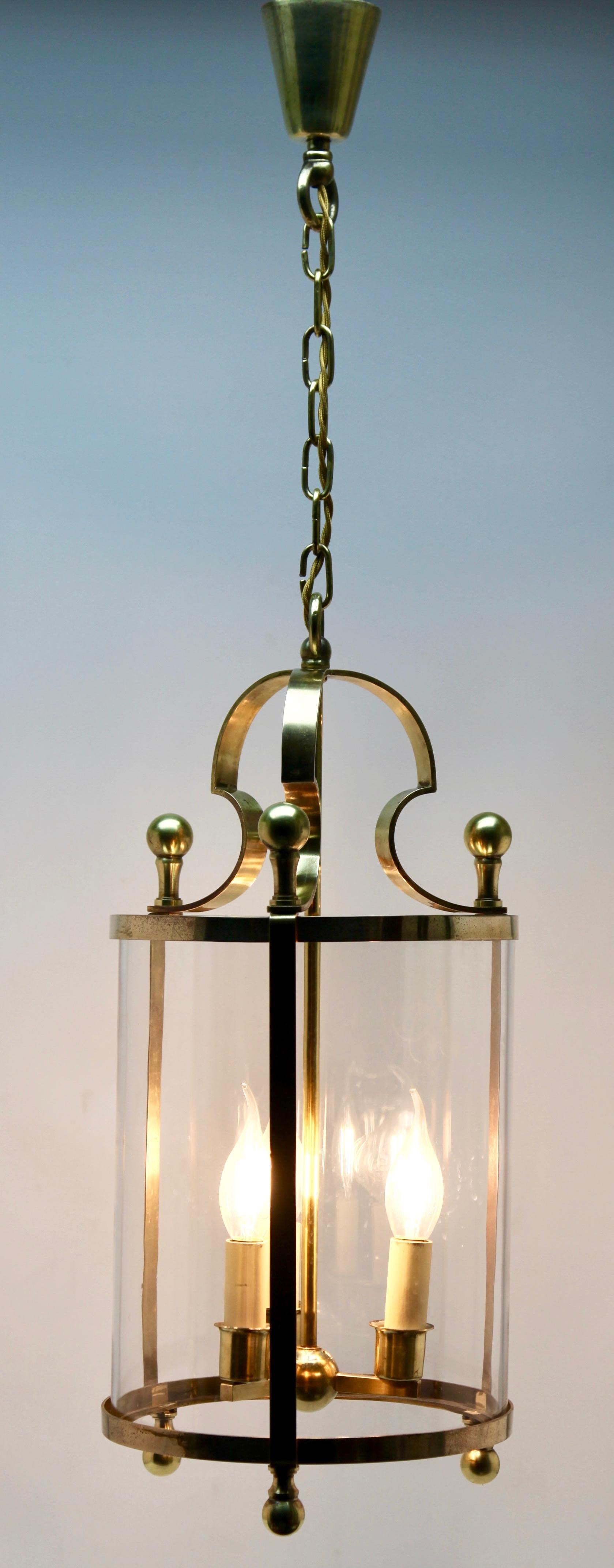 Magnifique lanterne ou lampe suspendue en laiton massif réalisée dans le style du designer italien Gaetano Sciolari, vers 1960-1970, Rome, Italie. La fabuleuse lumière vintage nécessite trois ampoules à vis standard européennes E14 pour s'illuminer.