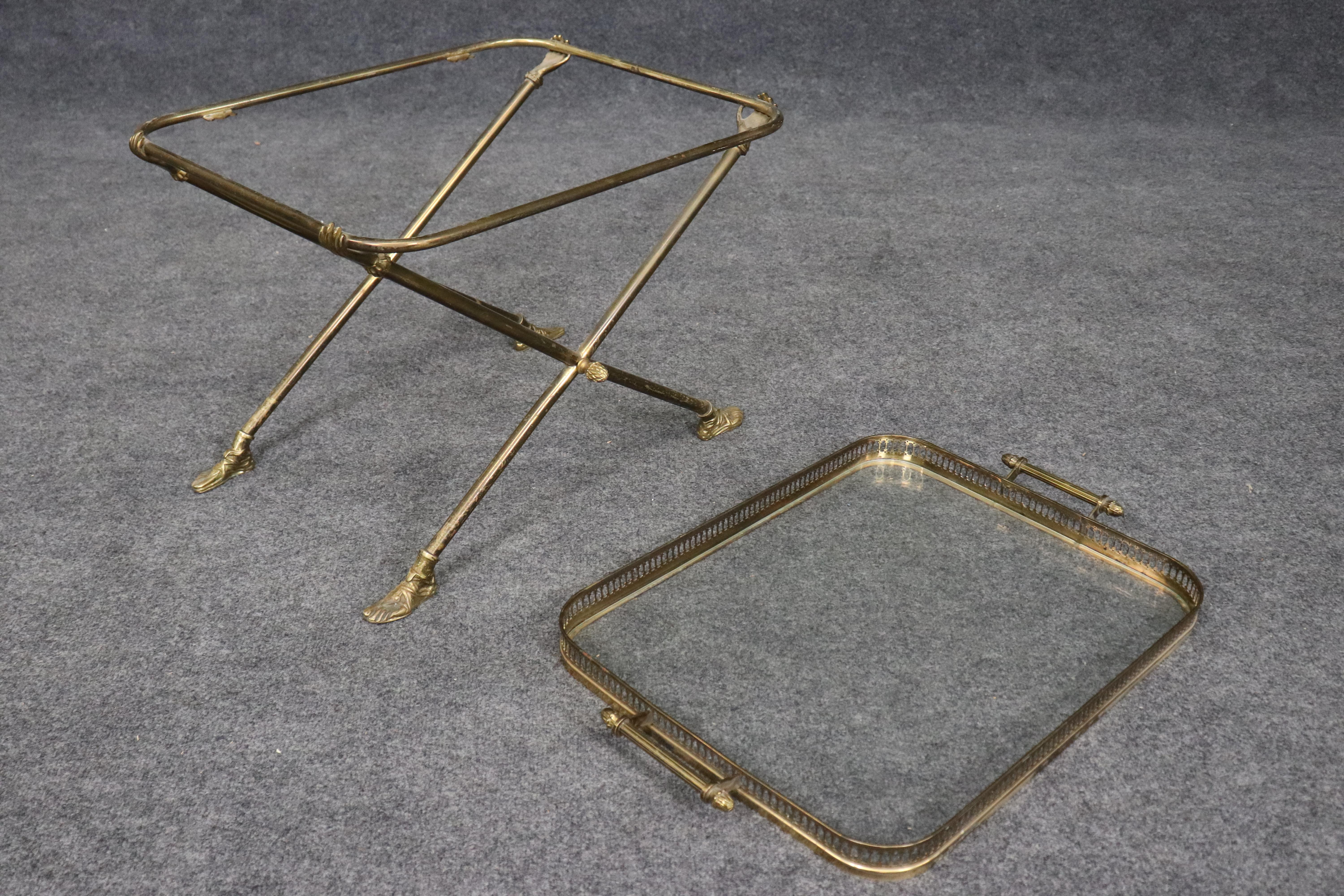 Table de service en laiton massif à plateau de verre attribué à Andre Arbus avec pieds et mains en fonte en vente 3