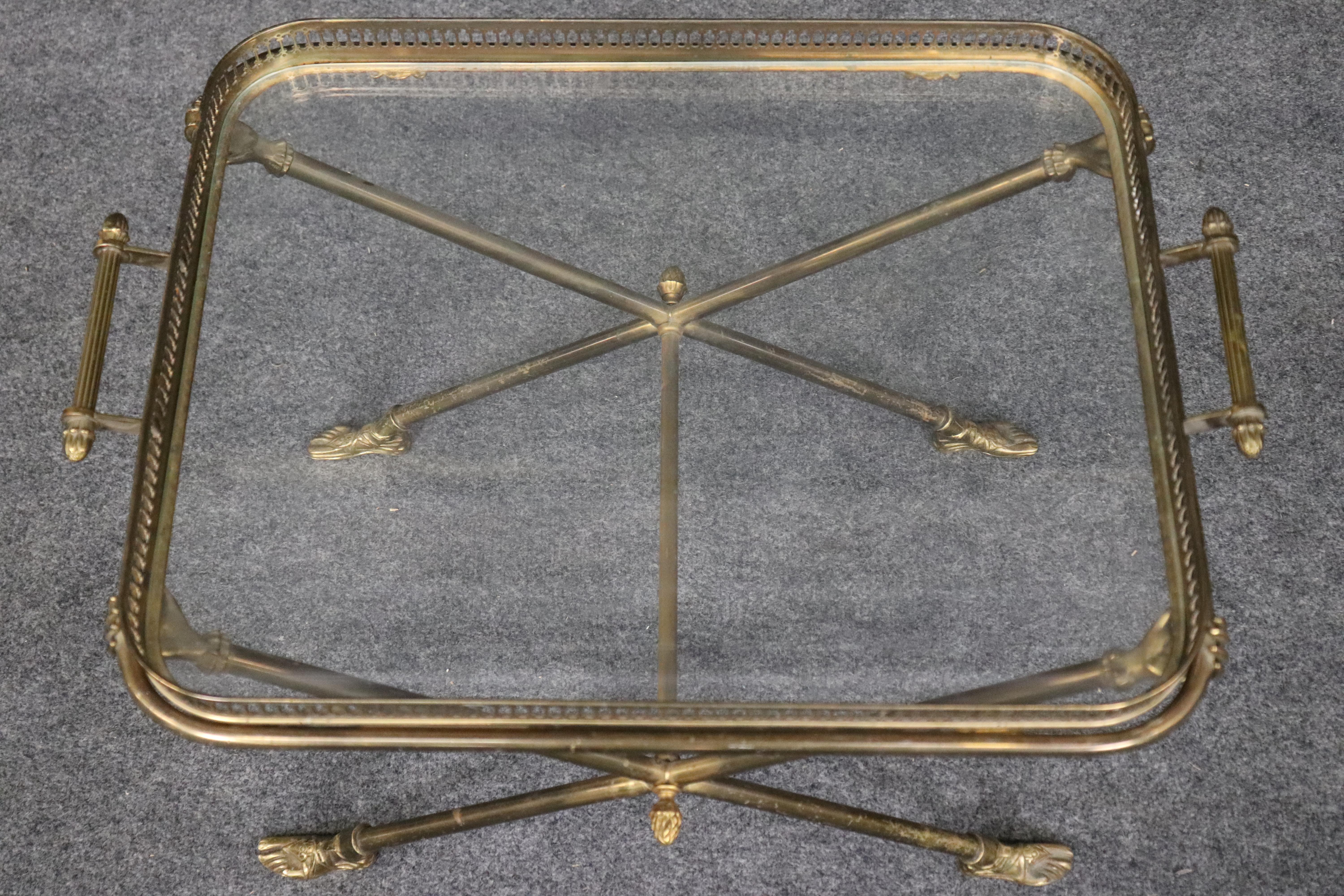 Table de service en laiton massif à plateau de verre attribué à Andre Arbus avec pieds et mains en fonte en vente 10