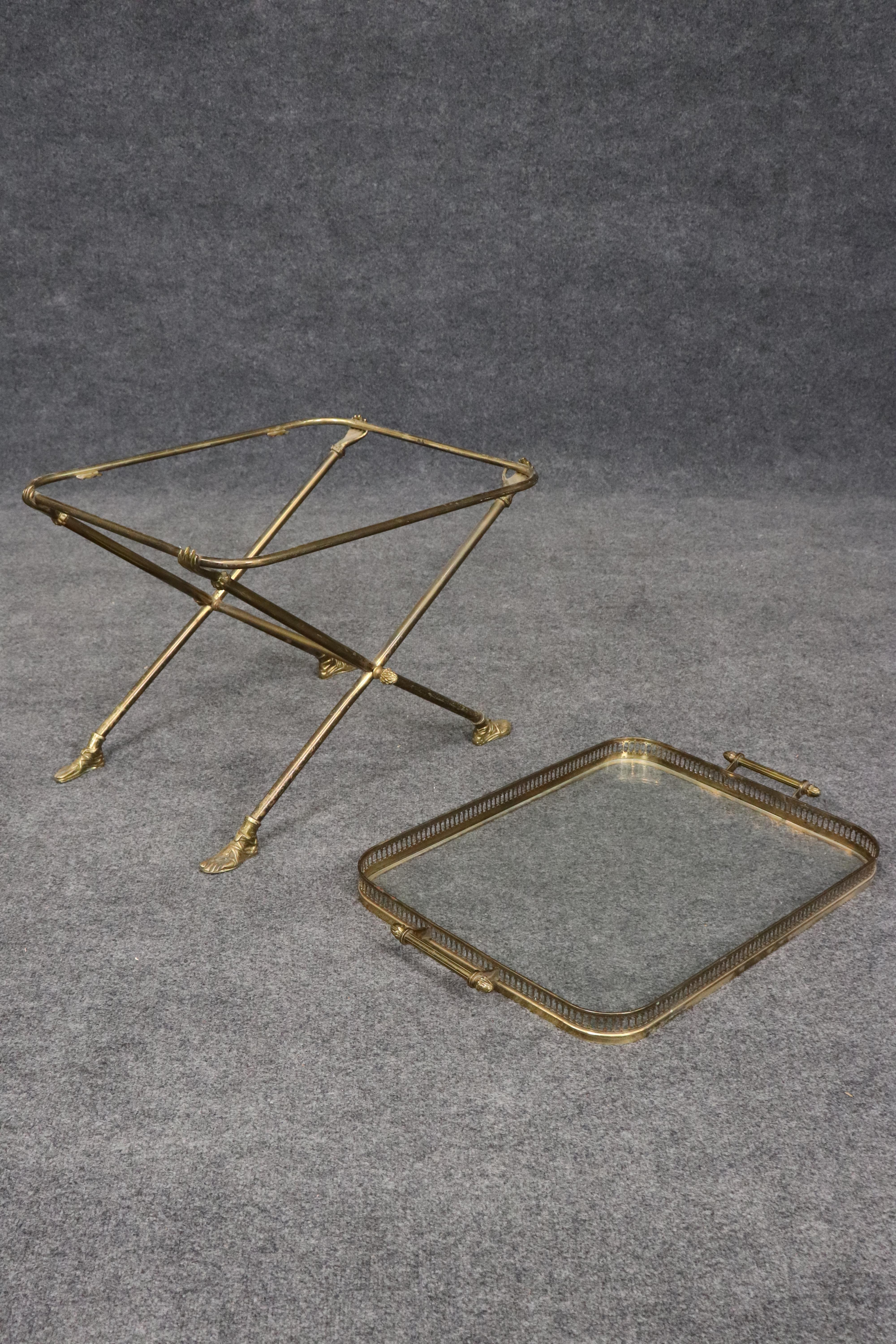 Table d'appoint en laiton doré et verre Plateau amovible. Table de bar en verre et laiton, style Hollywood Regency des années 60-70, avec plateau amovible. Des mains et des pieds sculptés tiennent et soutiennent le plateau.

Mesure 24,75 de large x