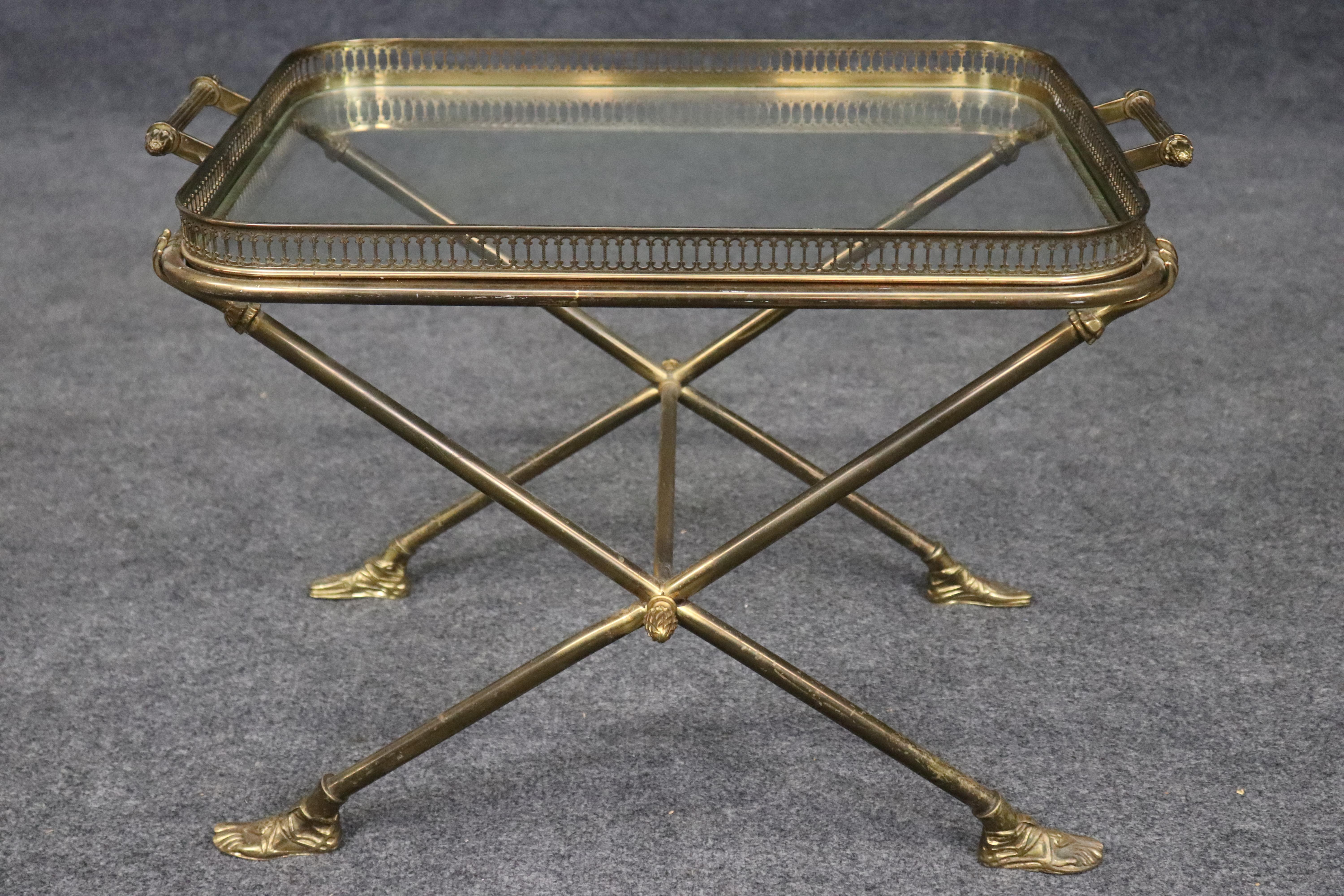 Néoclassique Table de service en laiton massif à plateau de verre attribué à Andre Arbus avec pieds et mains en fonte en vente