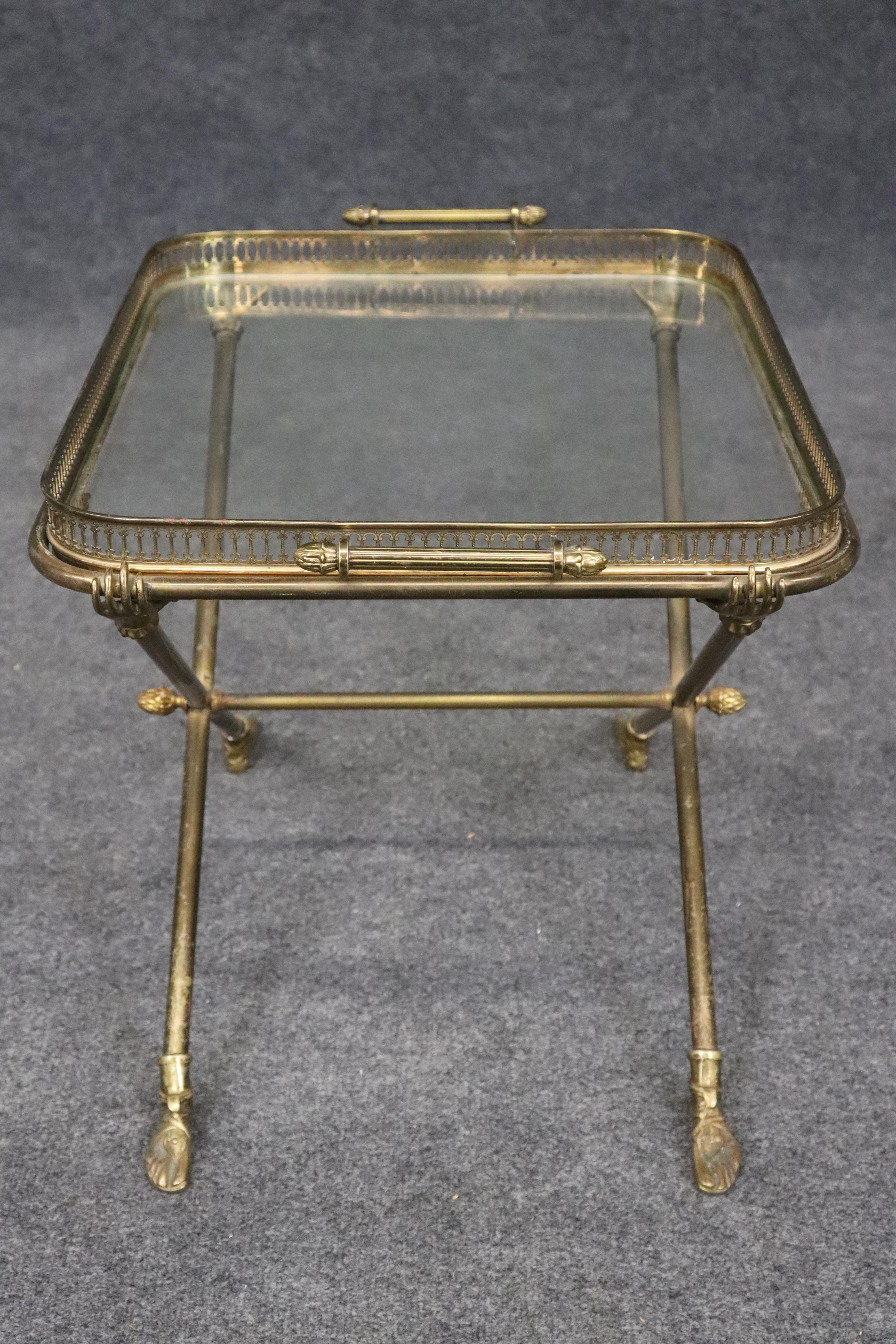 Laiton Table de service en laiton massif à plateau de verre attribué à Andre Arbus avec pieds et mains en fonte en vente