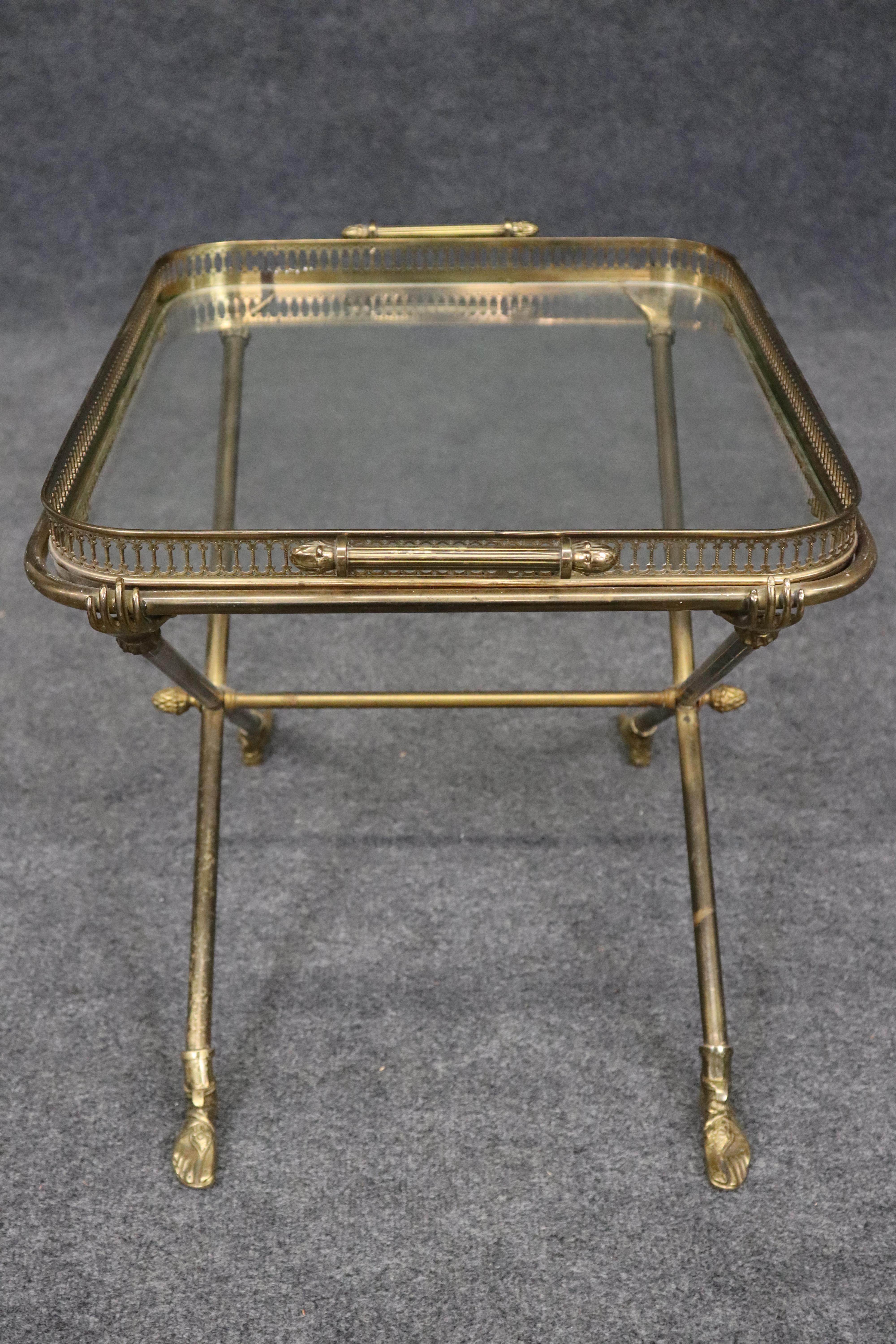 Table de service en laiton massif à plateau de verre attribué à Andre Arbus avec pieds et mains en fonte en vente 1
