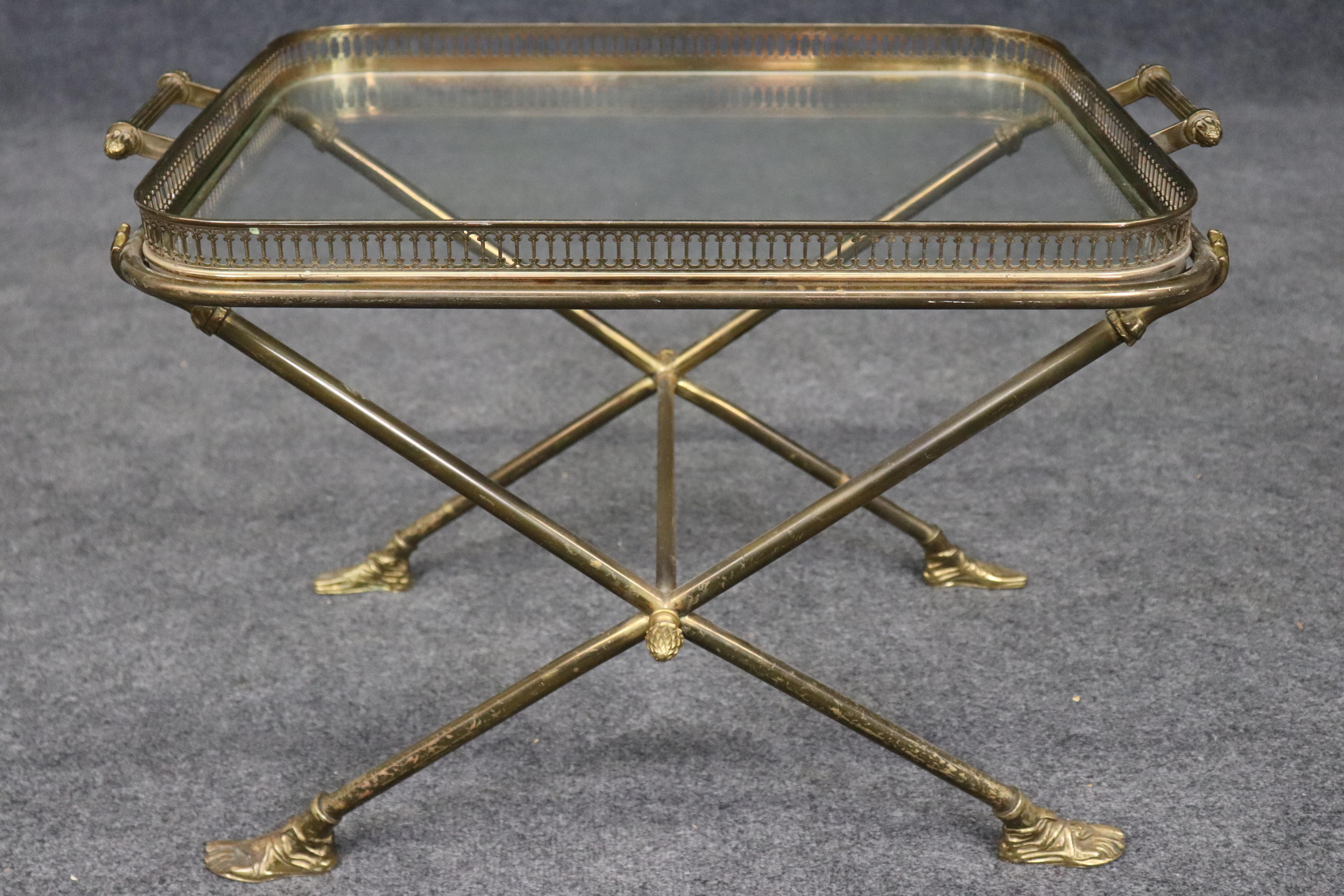 Table de service en laiton massif à plateau de verre attribué à Andre Arbus avec pieds et mains en fonte en vente 2