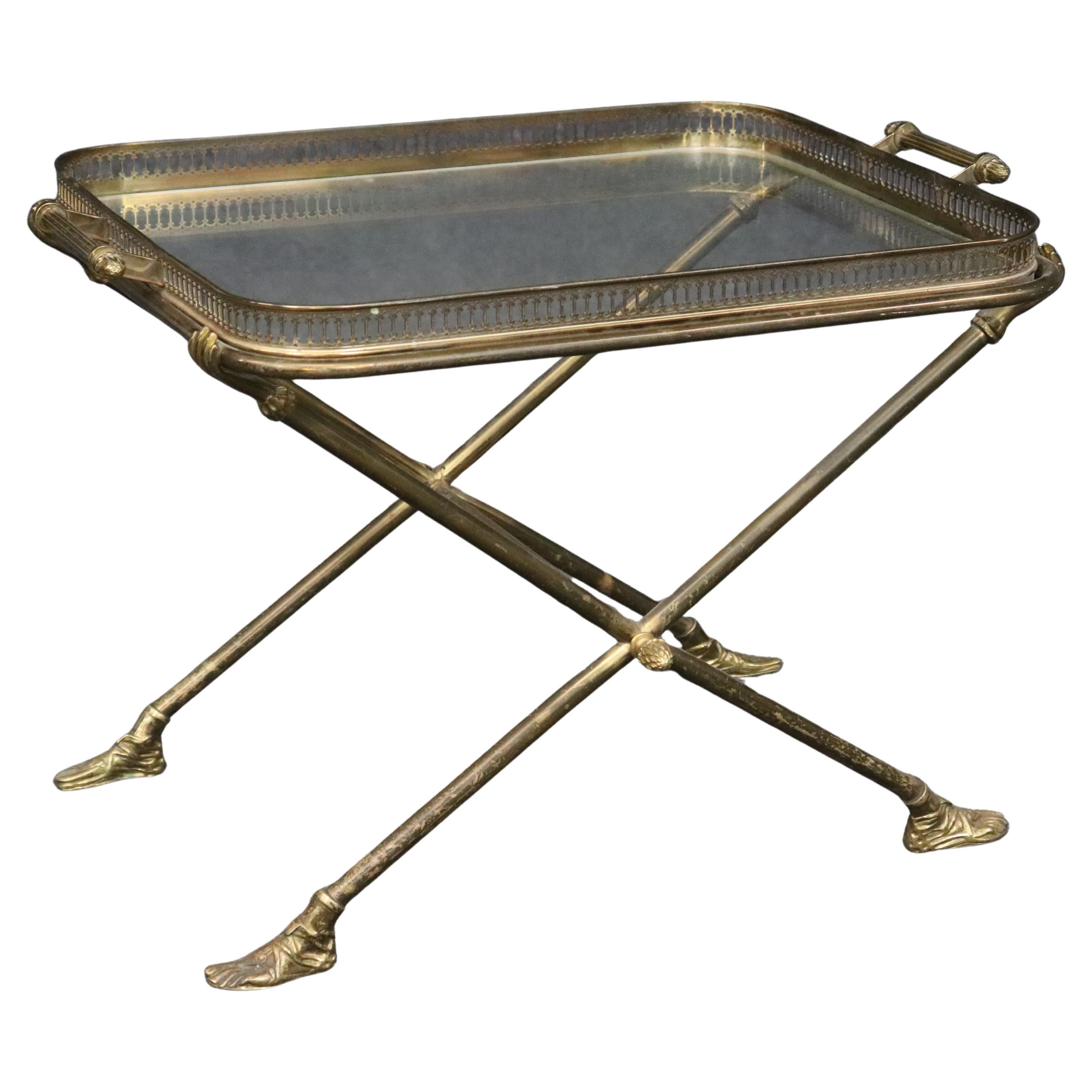 Table de service en laiton massif à plateau de verre attribué à Andre Arbus avec pieds et mains en fonte en vente