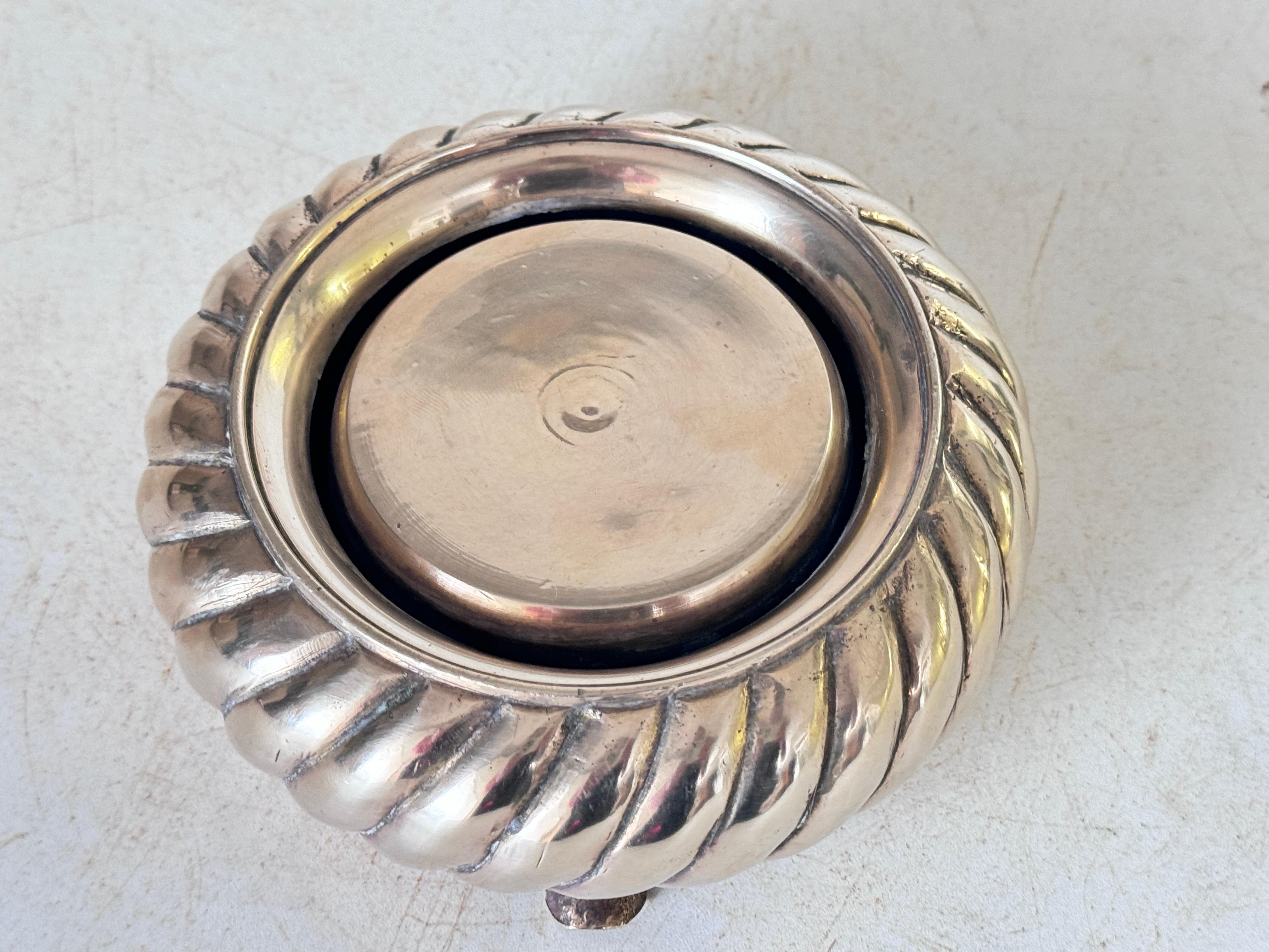 Solid Brass Ashtray Beatiful Patina In Good Condition In Auribeau sur Siagne, FR