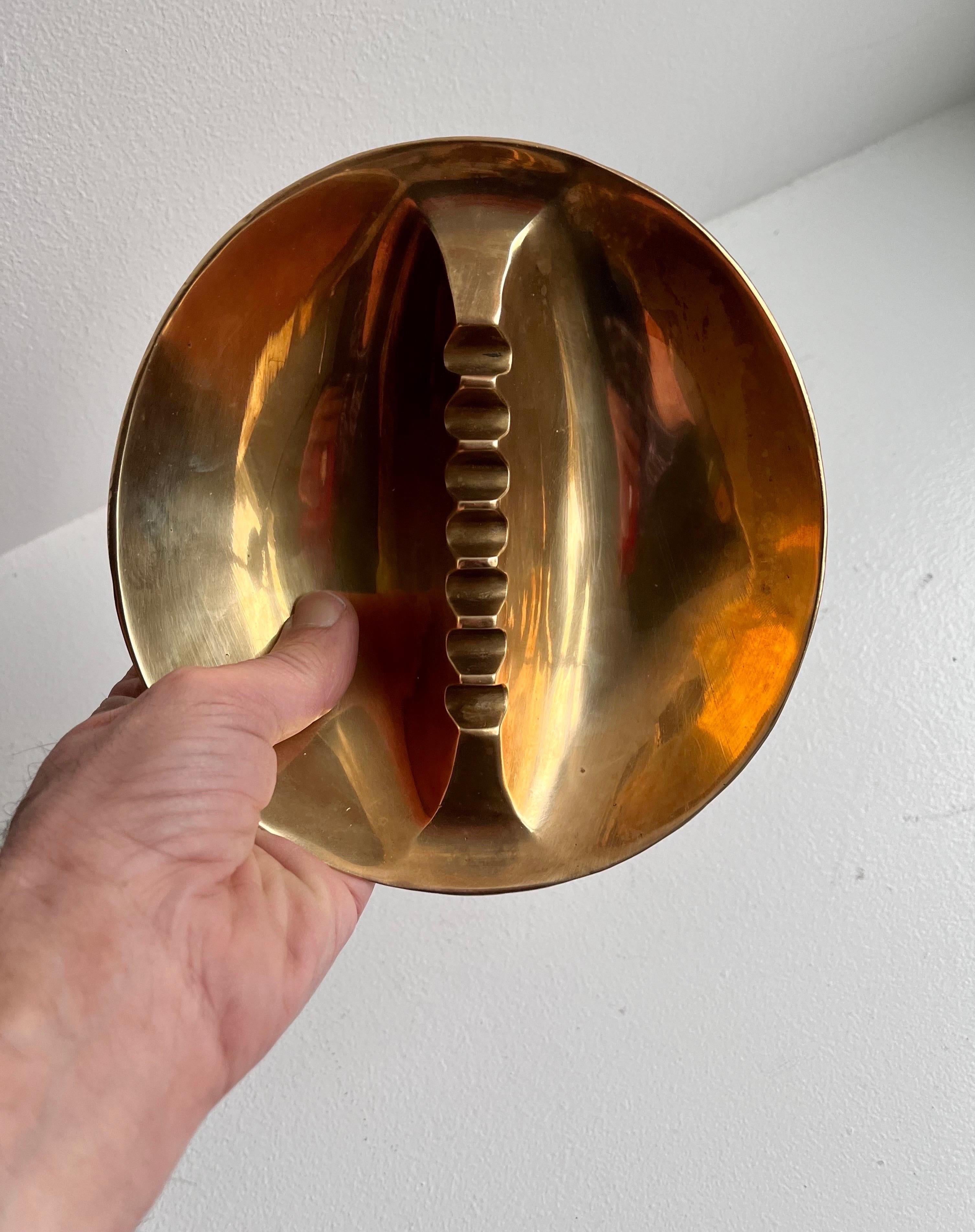 Solid Brass Ashtray
circa 1970
nice sculptural design
in the style of Werkstätte Carl Auböck