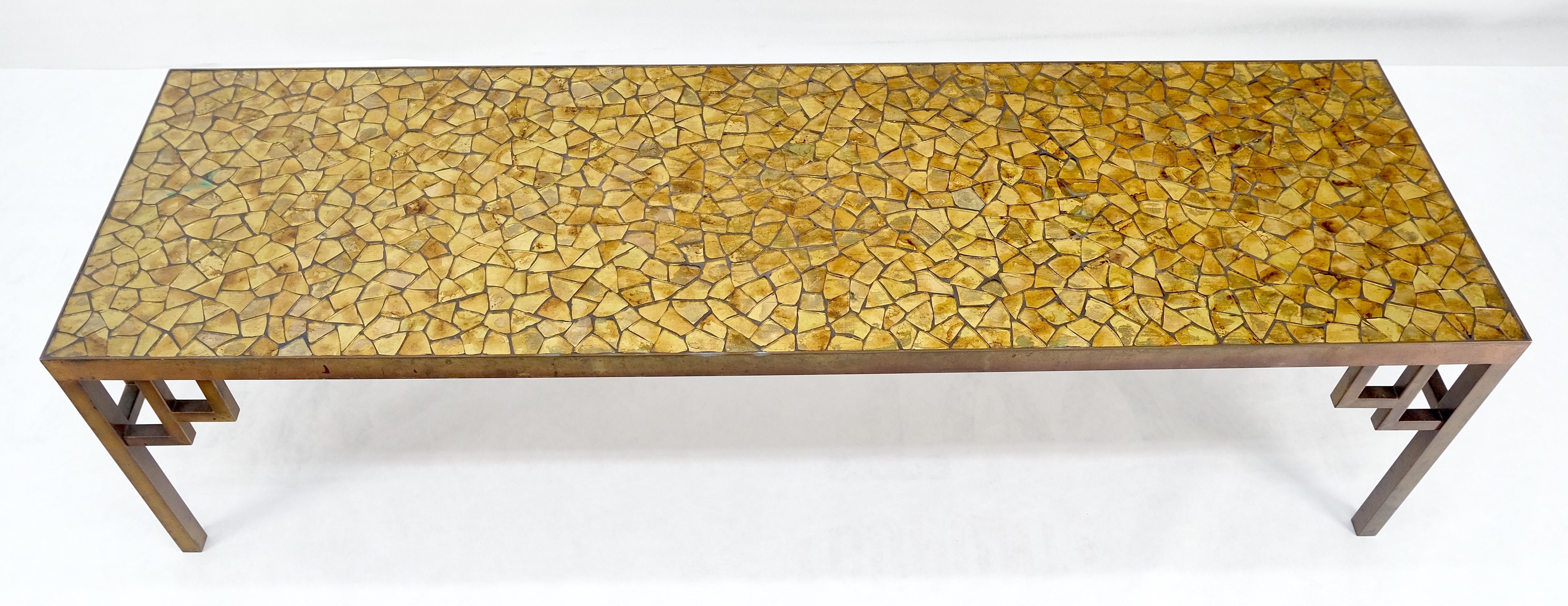 Mid-Century Modern Table basse rectangulaire en laiton massif avec plateau en mosaïque de verre doré 60