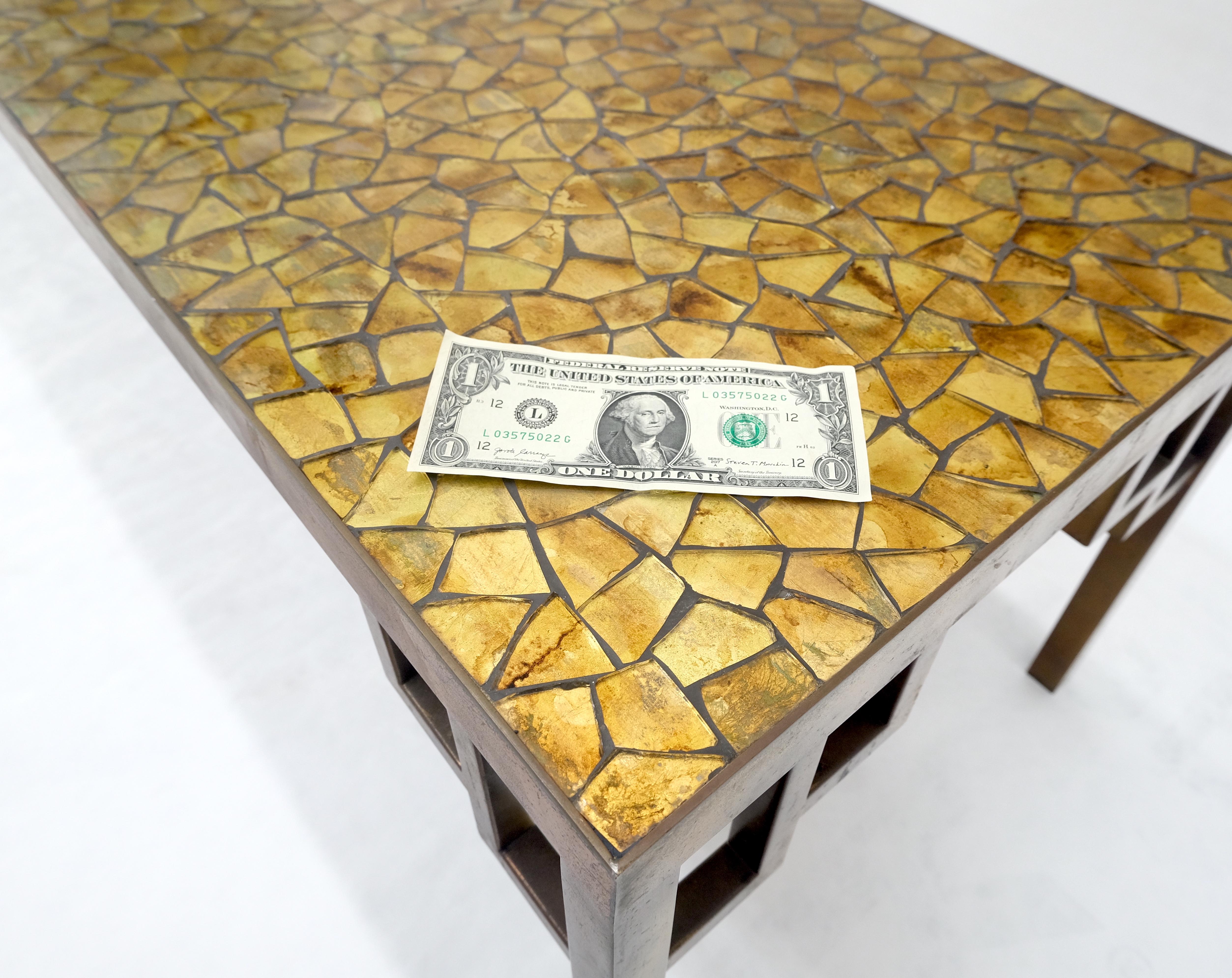20ième siècle Table basse rectangulaire en laiton massif avec plateau en mosaïque de verre doré 60