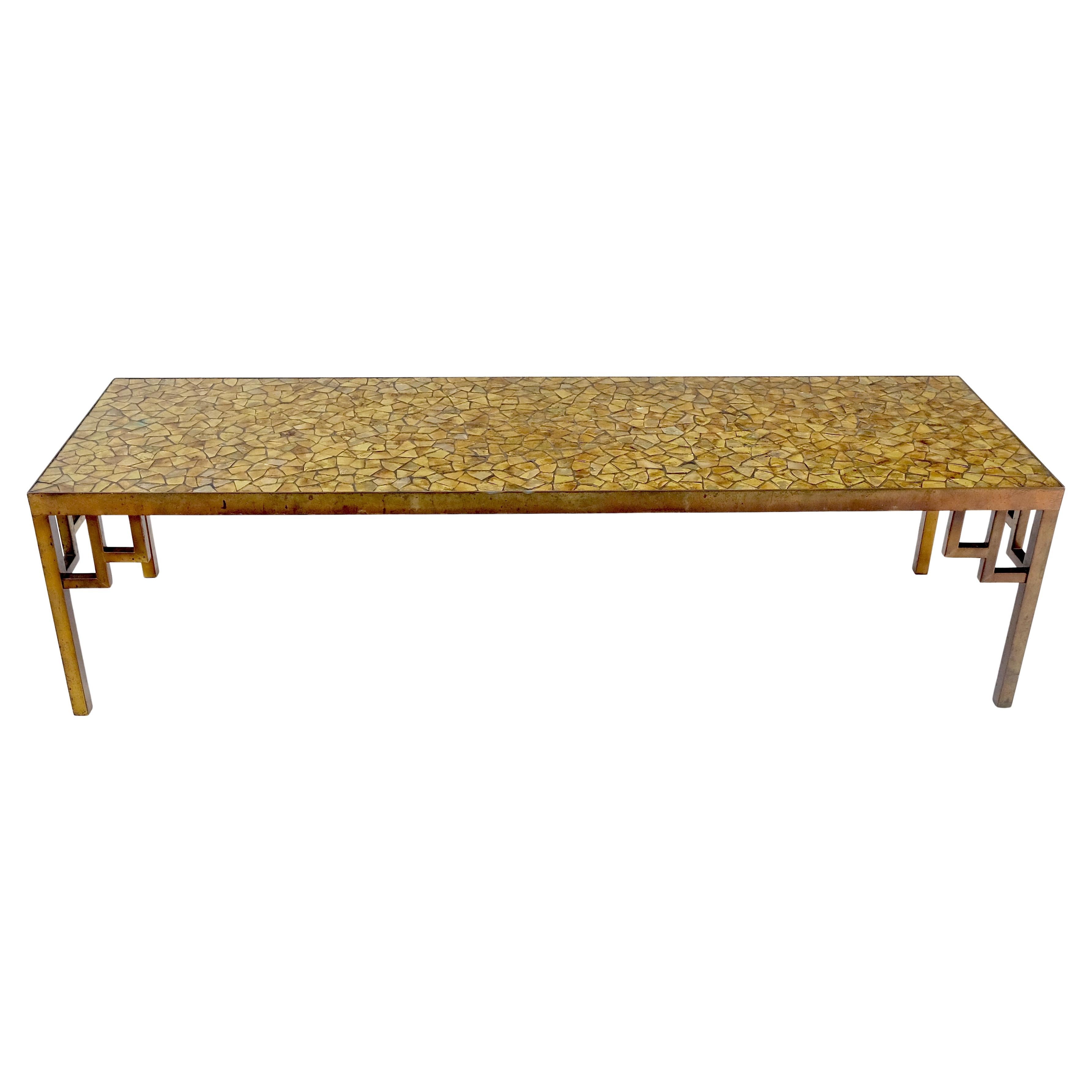 Table basse rectangulaire en laiton massif avec plateau en mosaïque de verre doré 60" de long c1960s en vente